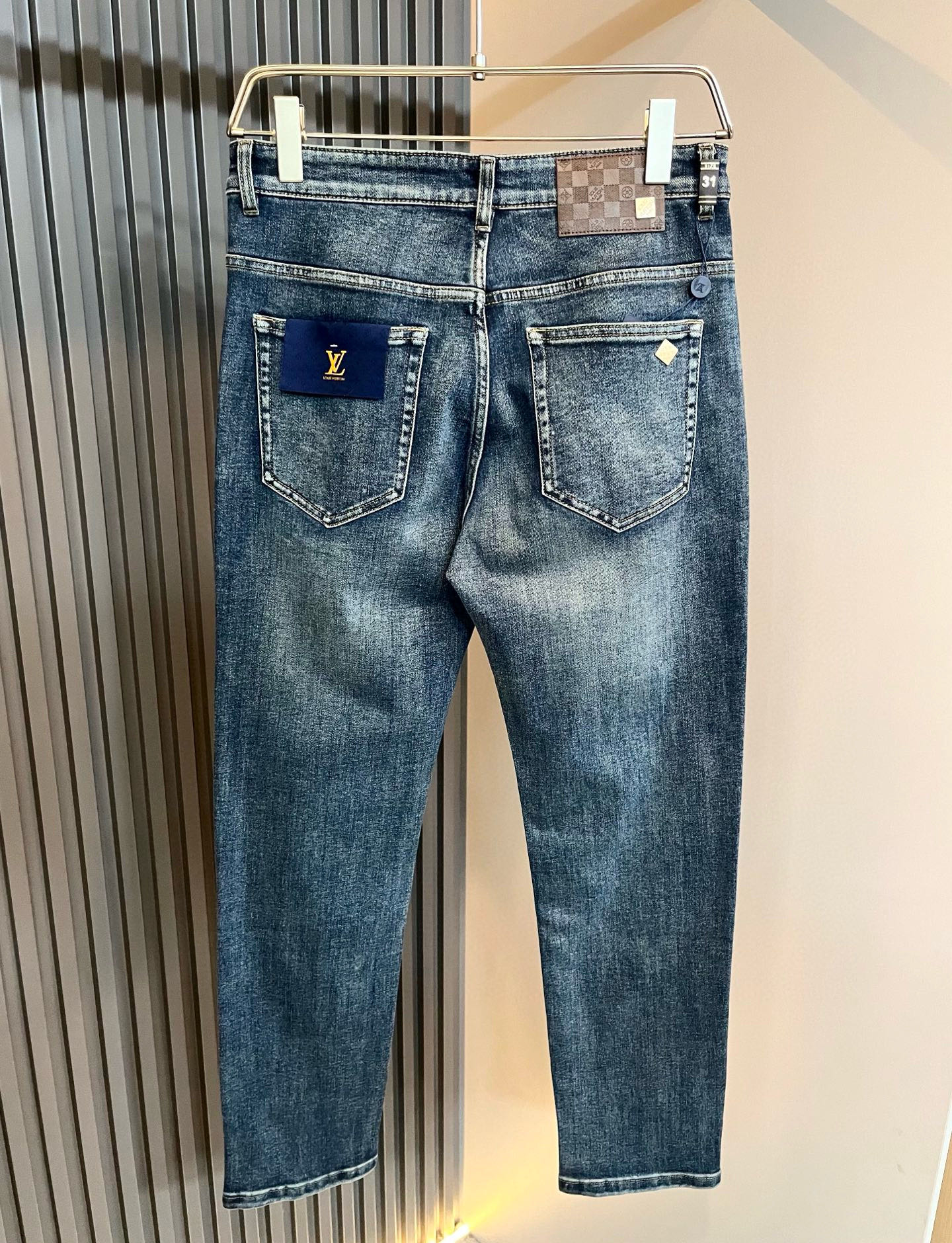 Louis Vuitto*路易*登2025秋冬新款男士经典水洗小直筒牛仔长裤。绝佳的上身性能，百搭之选，