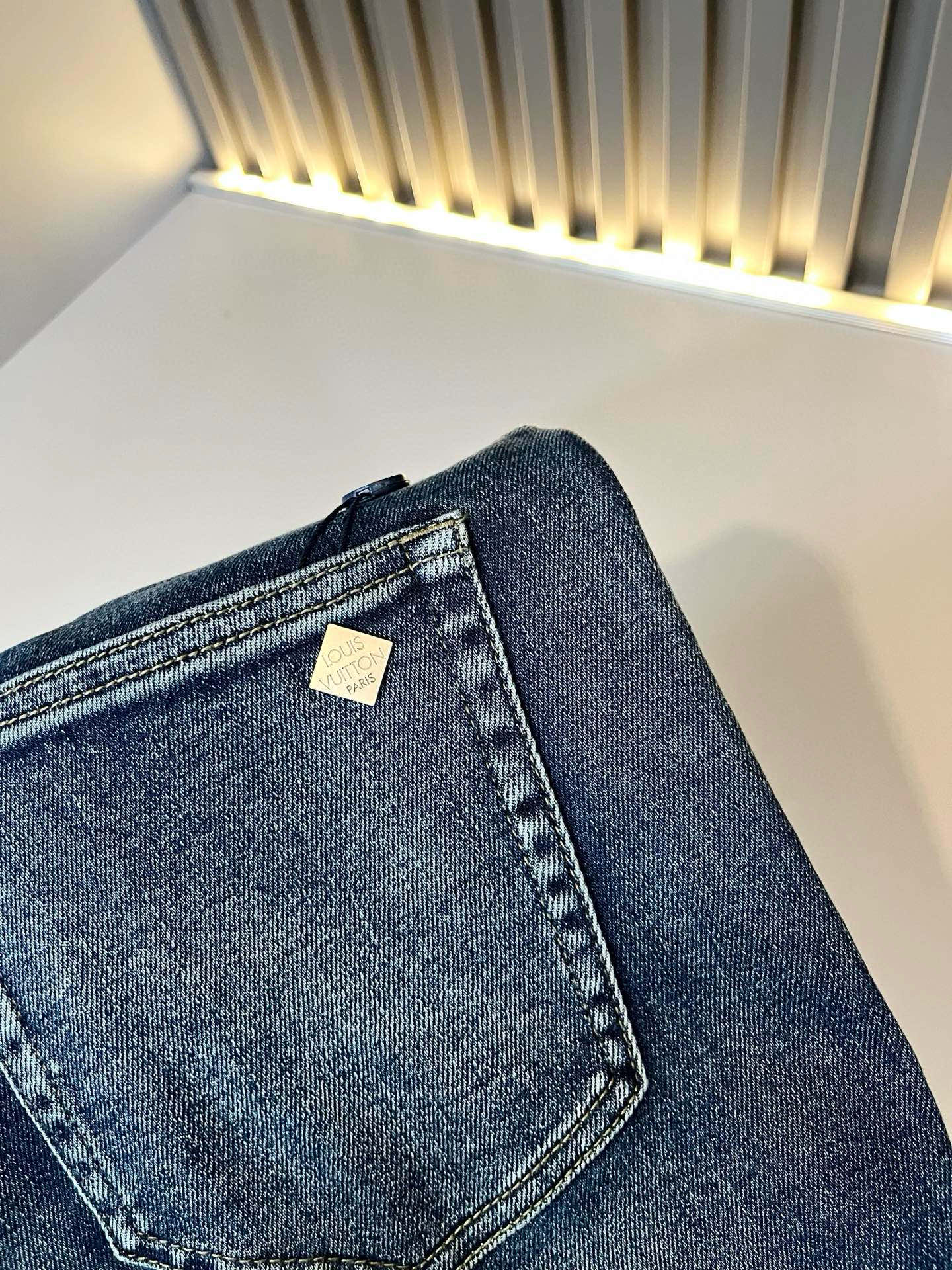Louis Vuitto*路易*登2025秋冬新款男士经典水洗小直筒牛仔长裤。绝佳的上身性能，百搭之选，