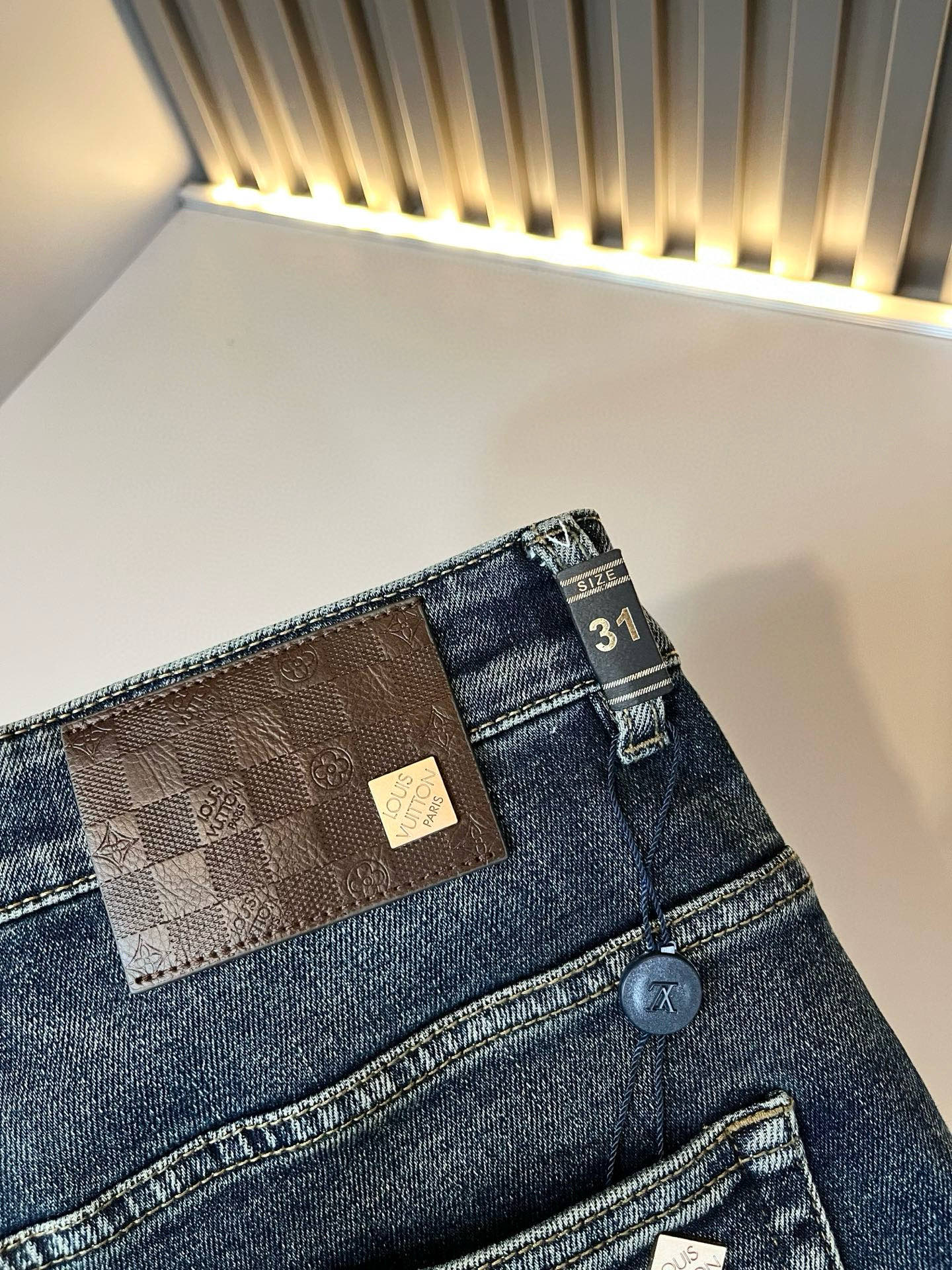 Louis Vuitto*路易*登2025秋冬新款男士经典水洗小直筒牛仔长裤。绝佳的上身性能，百搭之选，