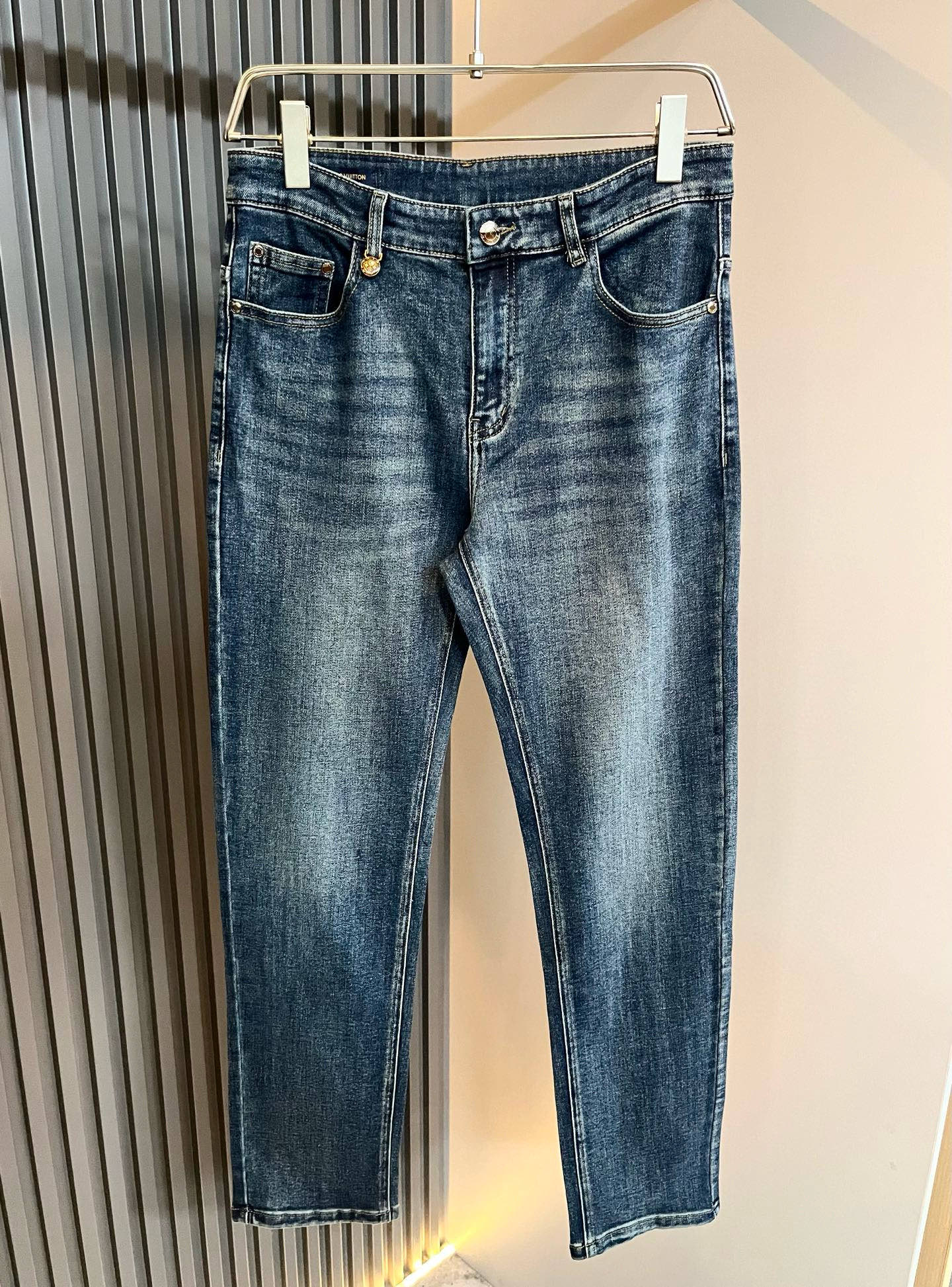 Louis Vuitto*路易*登2025秋冬新款男士经典水洗小直筒牛仔长裤。绝佳的上身性能，百搭之选，