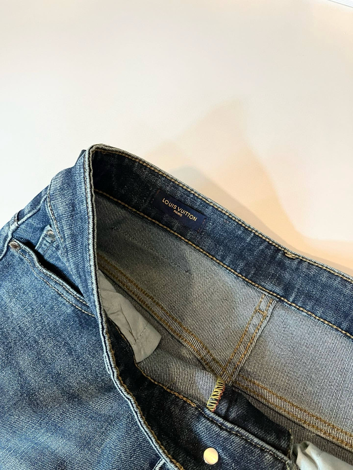 Louis Vuitto*路易*登2025秋冬新款男士经典水洗小直筒牛仔长裤。绝佳的上身性能，百搭之选，