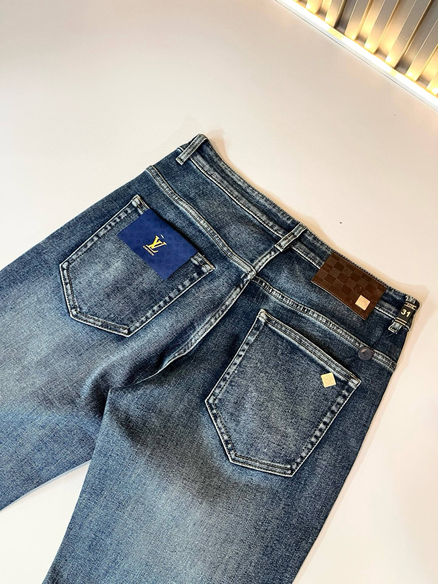 Louis Vuitto*路易*登2025秋冬新款男士经典水洗小直筒牛仔长裤。绝佳的上身性能，百搭之选，