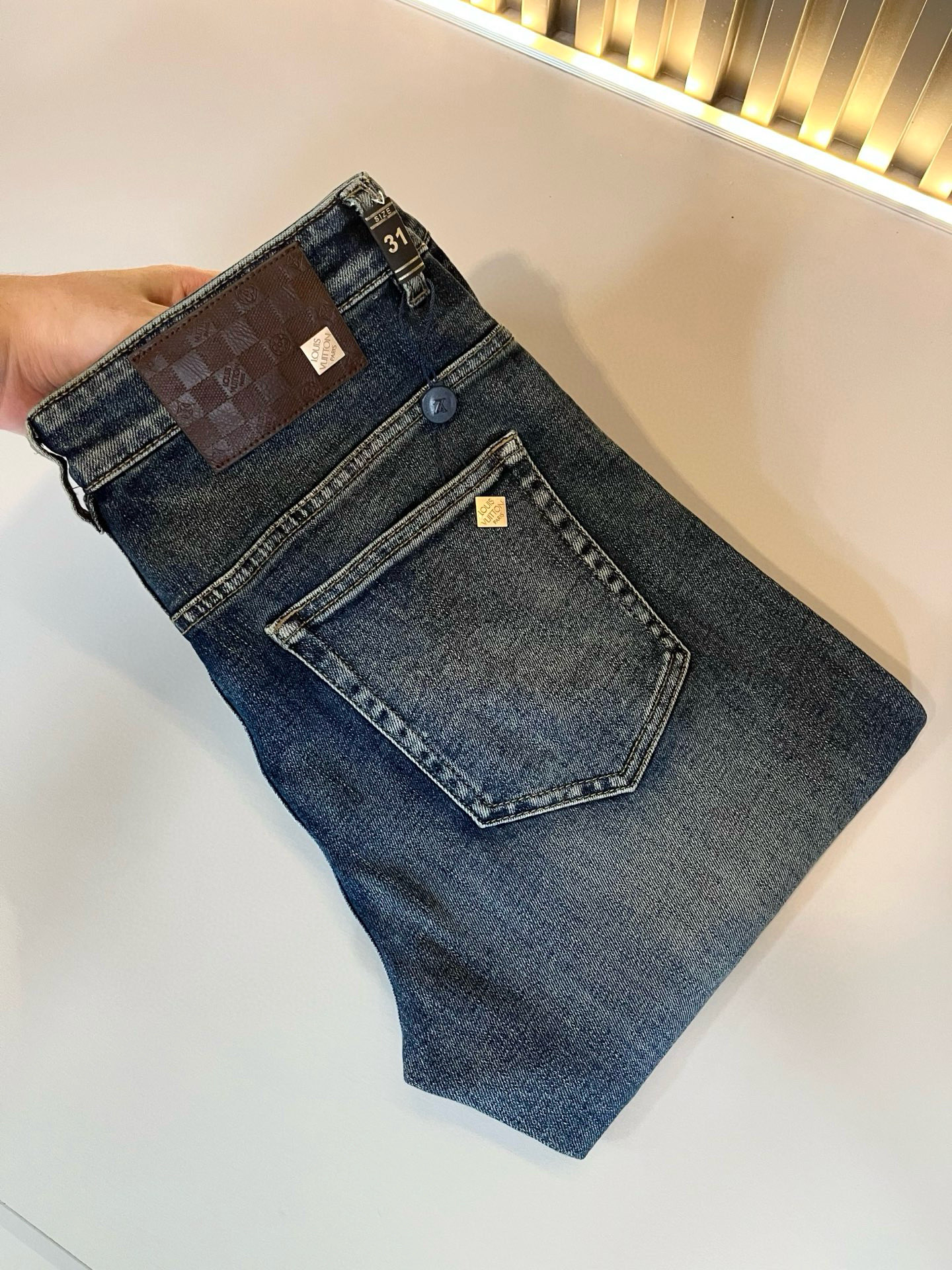 Louis Vuitto*路易*登2025秋冬新款男士经典水洗小直筒牛仔长裤。绝佳的上身性能，百搭之选，