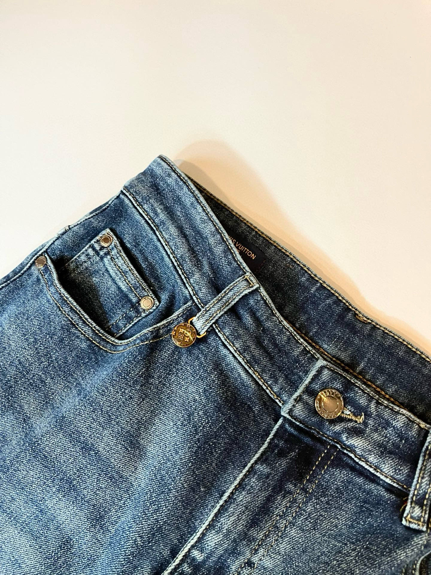 Louis Vuitto*路易*登2025秋冬新款男士经典水洗小直筒牛仔长裤。绝佳的上身性能，百搭之选，