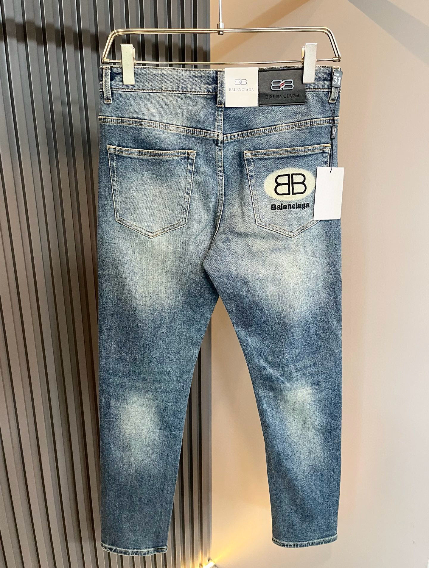 Balenci*ga巴黎*家 2025秋冬新款牛仔裤。B家的牛仔裤也是属一属二的.产出的牛仔也都是顶级的