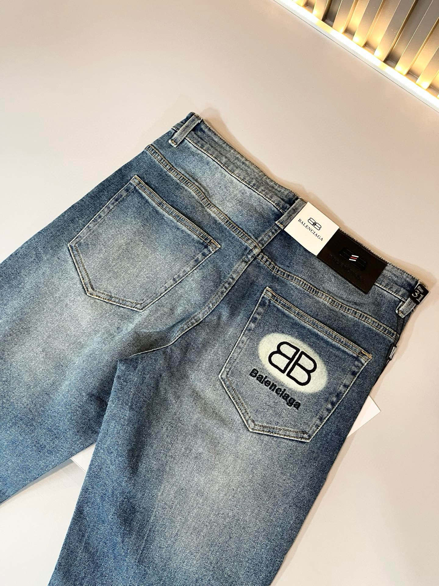 Balenci*ga巴黎*家 2025秋冬新款牛仔裤。B家的牛仔裤也是属一属二的.产出的牛仔也都是顶级的