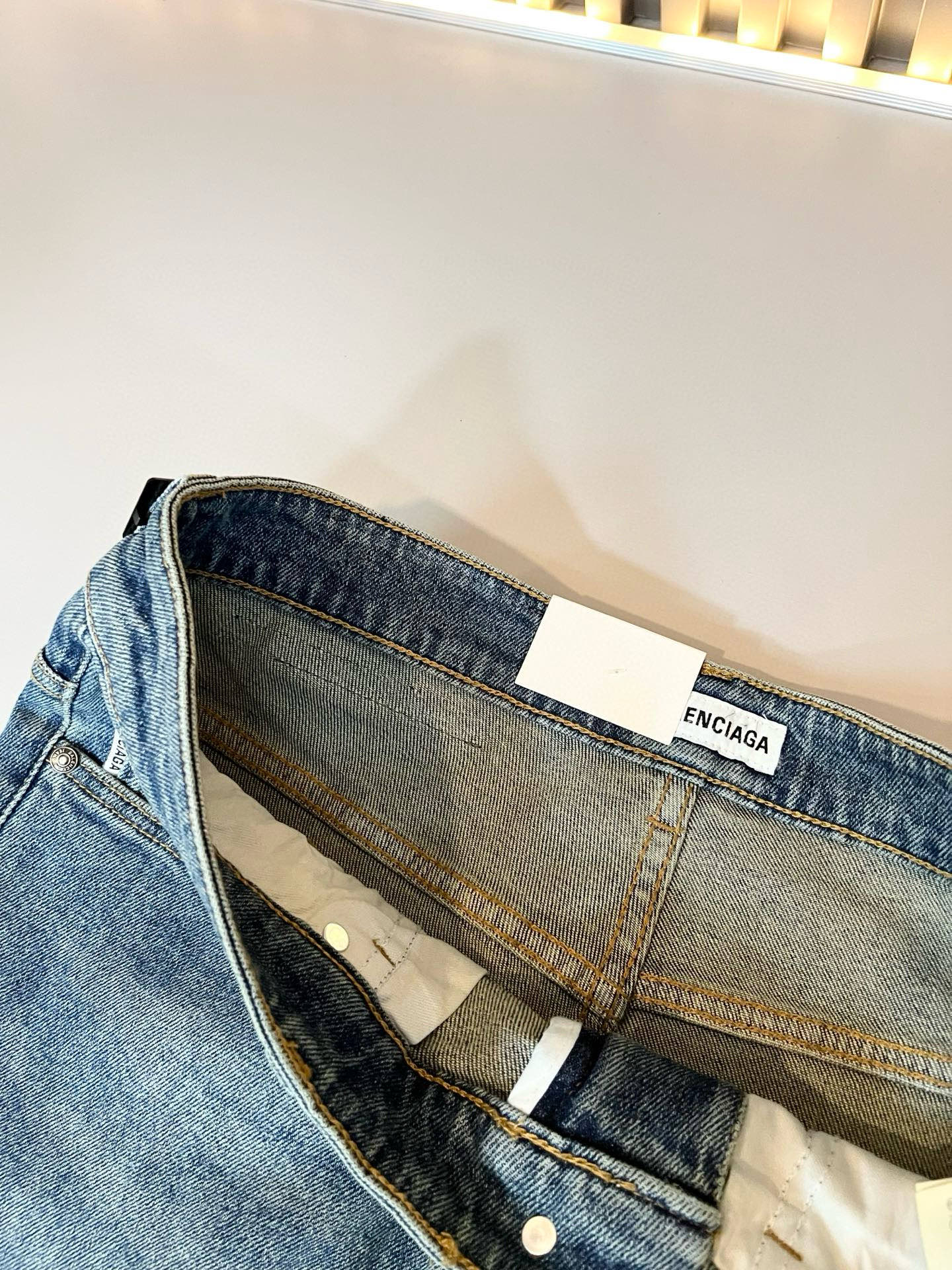 Balenci*ga巴黎*家 2025秋冬新款牛仔裤。B家的牛仔裤也是属一属二的.产出的牛仔也都是顶级的