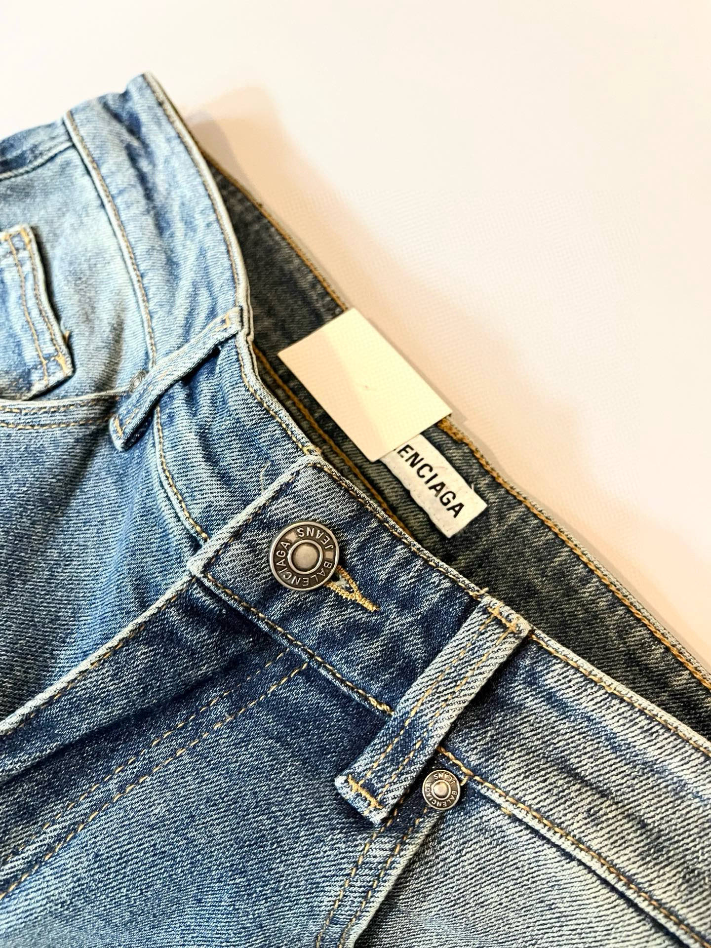 Balenci*ga巴黎*家 2025秋冬新款牛仔裤。B家的牛仔裤也是属一属二的.产出的牛仔也都是顶级的