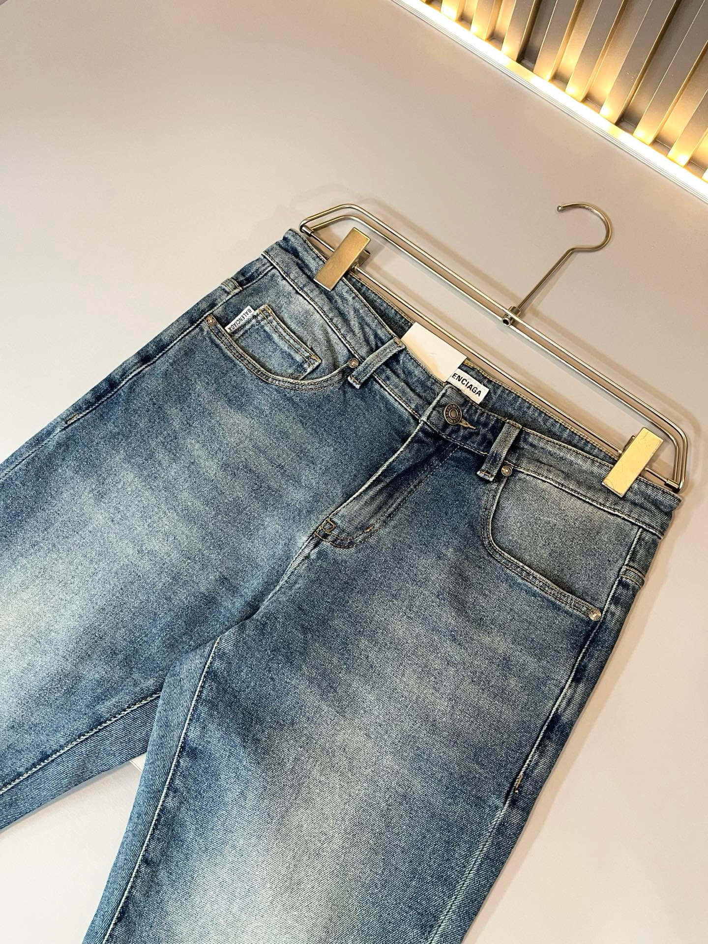 Balenci*ga巴黎*家 2025秋冬新款牛仔裤。B家的牛仔裤也是属一属二的.产出的牛仔也都是顶级的