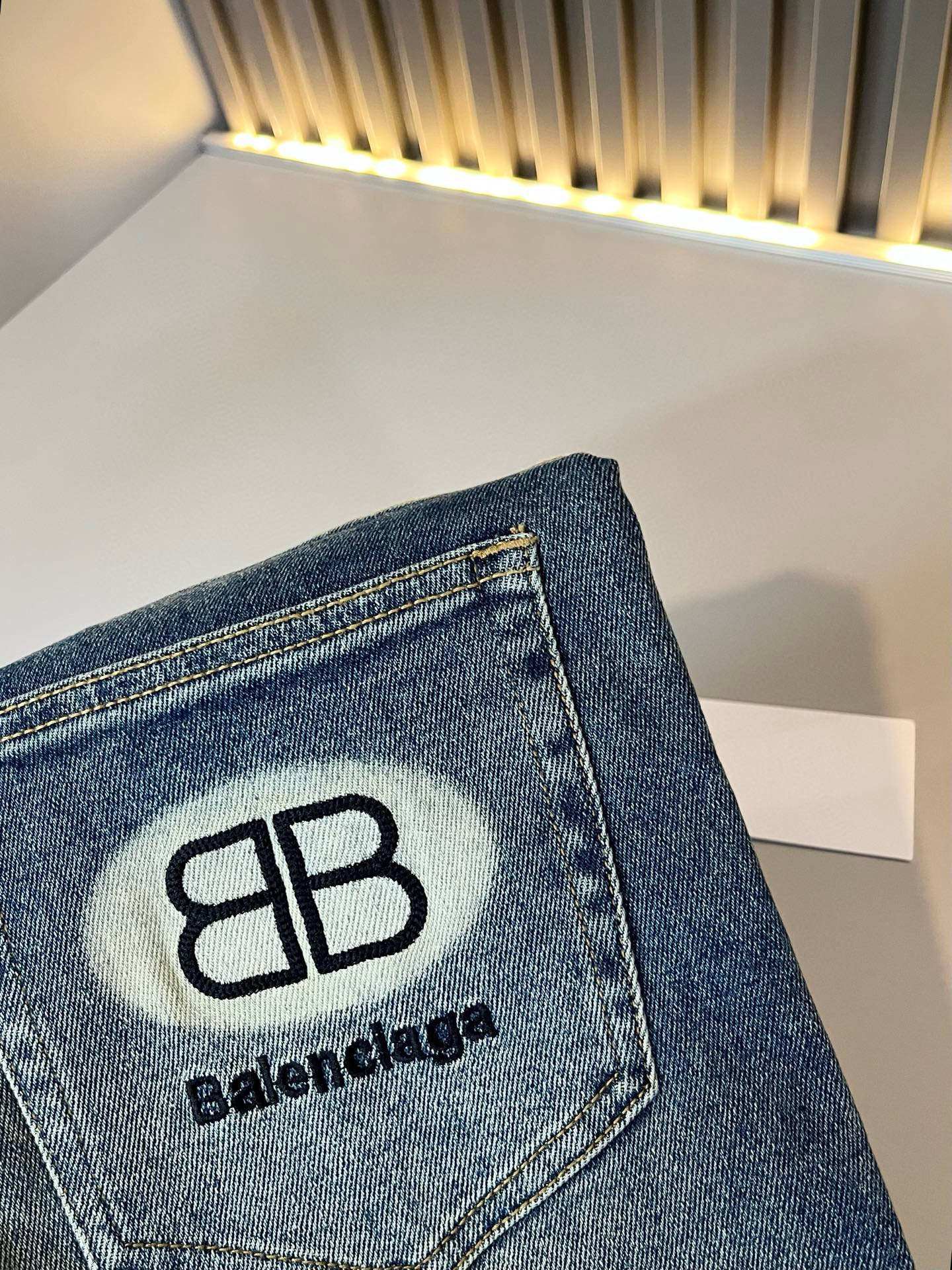 Balenci*ga巴黎*家 2025秋冬新款牛仔裤。B家的牛仔裤也是属一属二的.产出的牛仔也都是顶级的