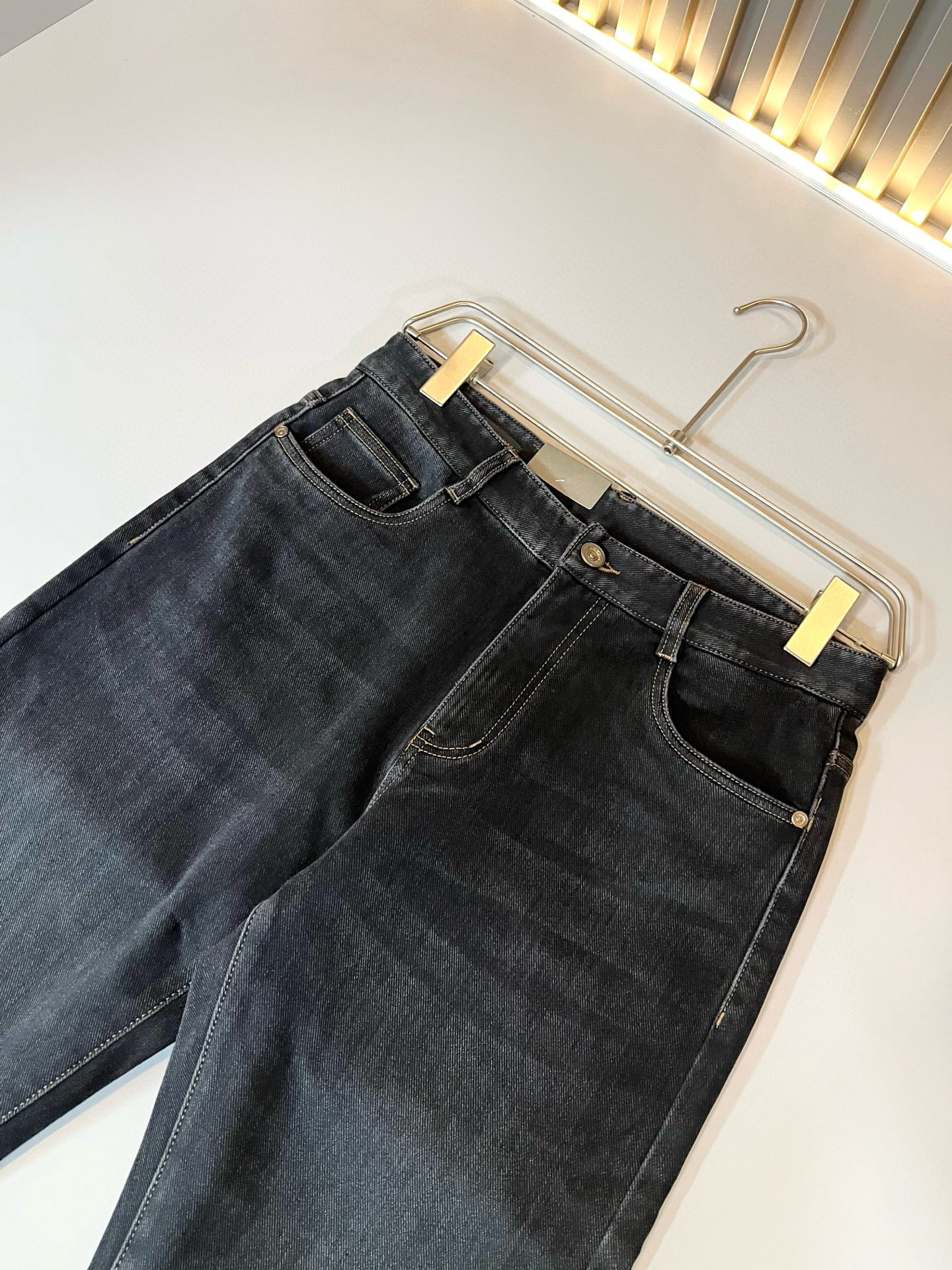 Arman阿*尼2025秋冬新款男士小直筒牛仔裤，贸易公司订单！官网同步 经典之作很好搭配衣服哦 怎么穿