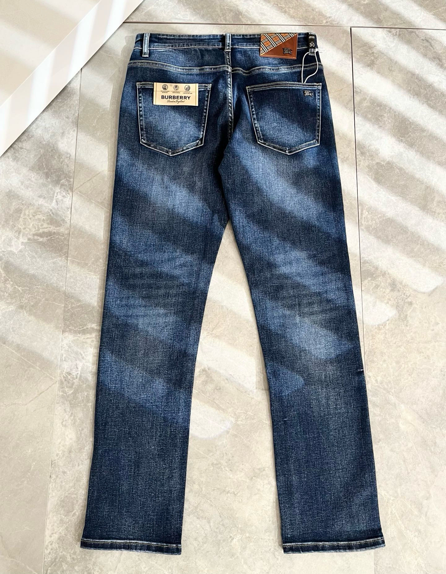 BURBER*Y巴*莉 2025秋冬新品男士高端休闲百搭牛仔裤！对于BUR粉丝来说，这样大气的经典设计足