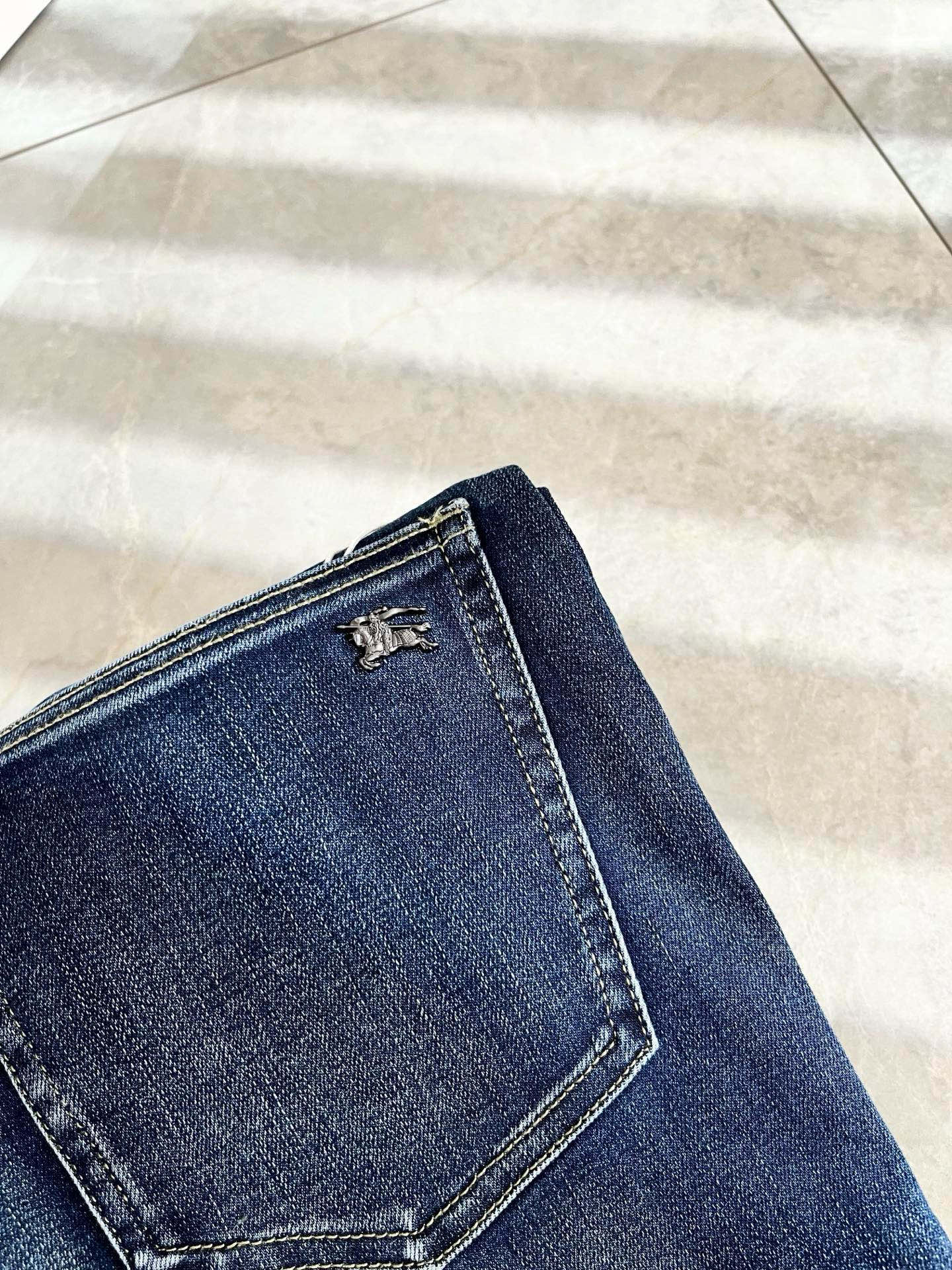 BURBER*Y巴*莉 2025秋冬新品男士高端休闲百搭牛仔裤！对于BUR粉丝来说，这样大气的经典设计足