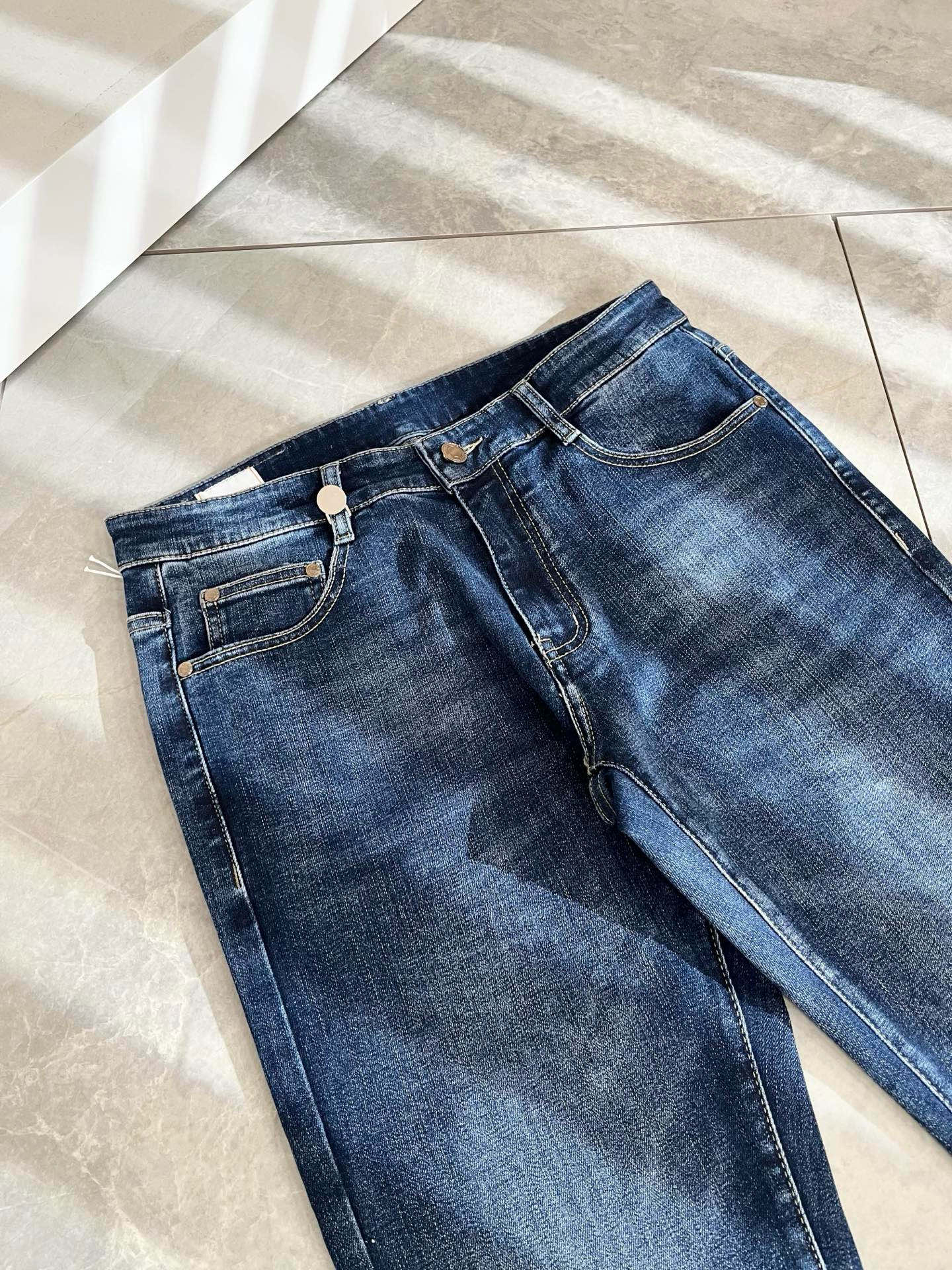 BURBER*Y巴*莉 2025秋冬新品男士高端休闲百搭牛仔裤！对于BUR粉丝来说，这样大气的经典设计足