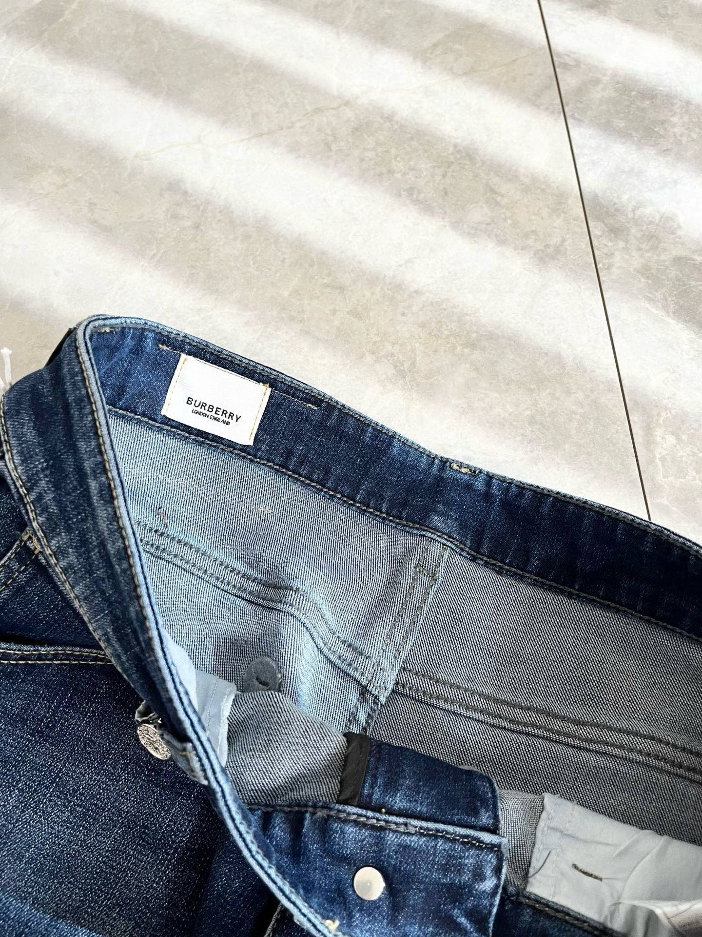 BURBER*Y巴*莉 2025秋冬新品男士高端休闲百搭牛仔裤！对于BUR粉丝来说，这样大气的经典设计足