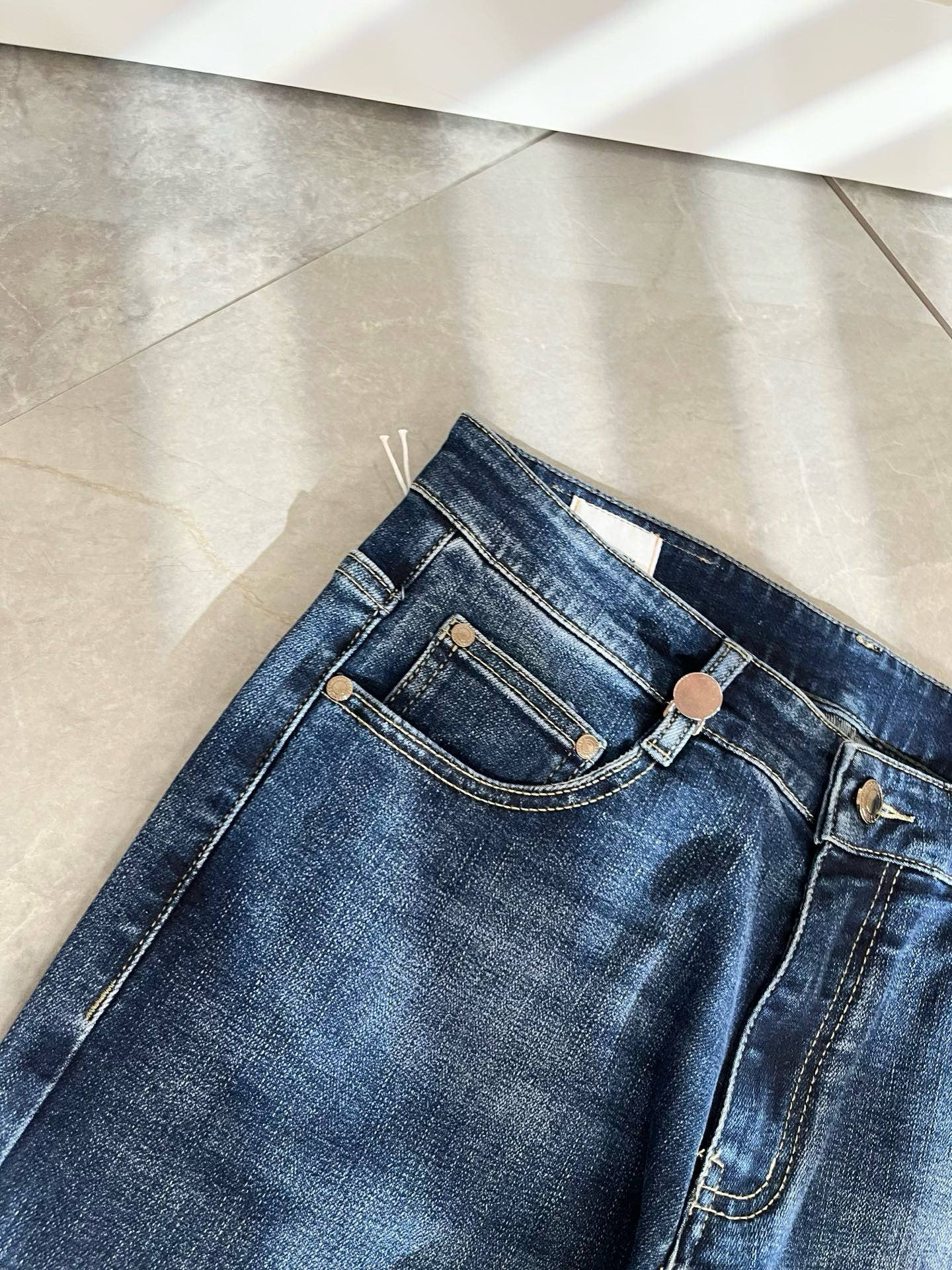 BURBER*Y巴*莉 2025秋冬新品男士高端休闲百搭牛仔裤！对于BUR粉丝来说，这样大气的经典设计足