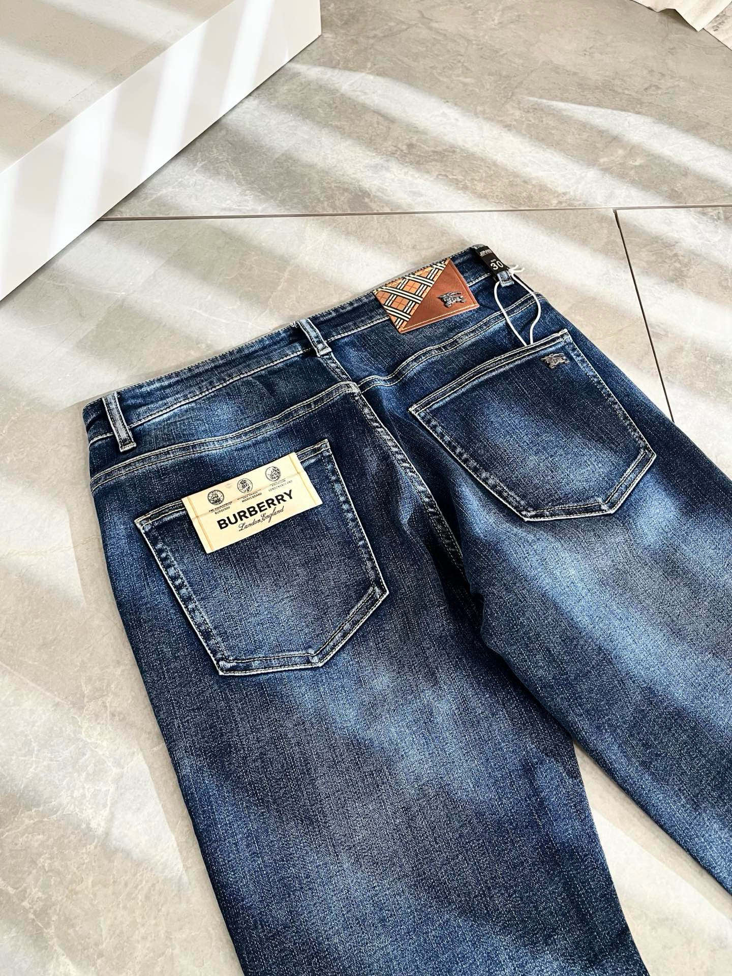 BURBER*Y巴*莉 2025秋冬新品男士高端休闲百搭牛仔裤！对于BUR粉丝来说，这样大气的经典设计足