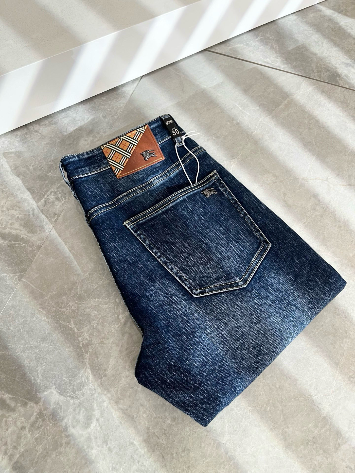 BURBER*Y巴*莉 2025秋冬新品男士高端休闲百搭牛仔裤！对于BUR粉丝来说，这样大气的经典设计足