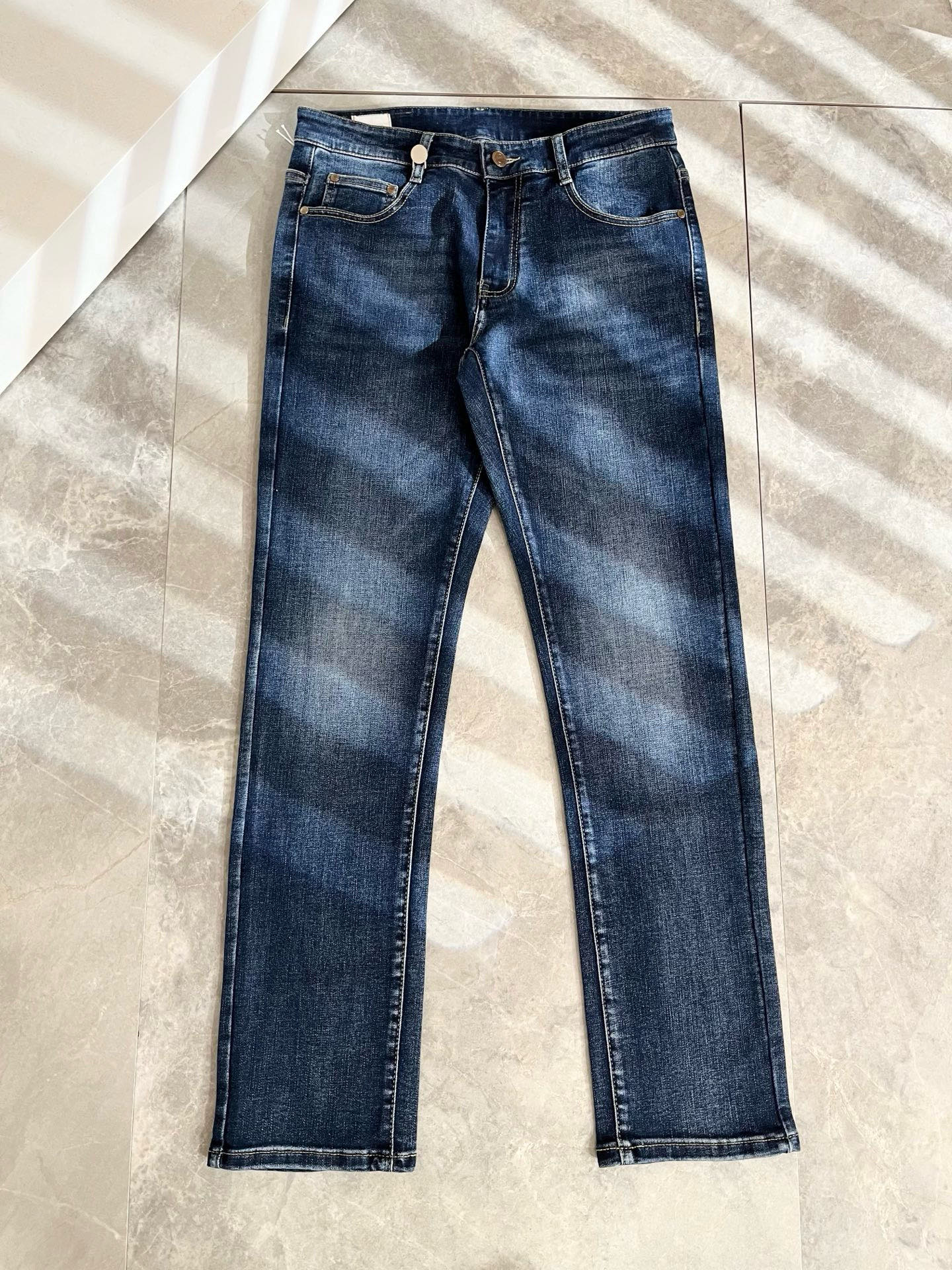 BURBER*Y巴*莉 2025秋冬新品男士高端休闲百搭牛仔裤！对于BUR粉丝来说，这样大气的经典设计足