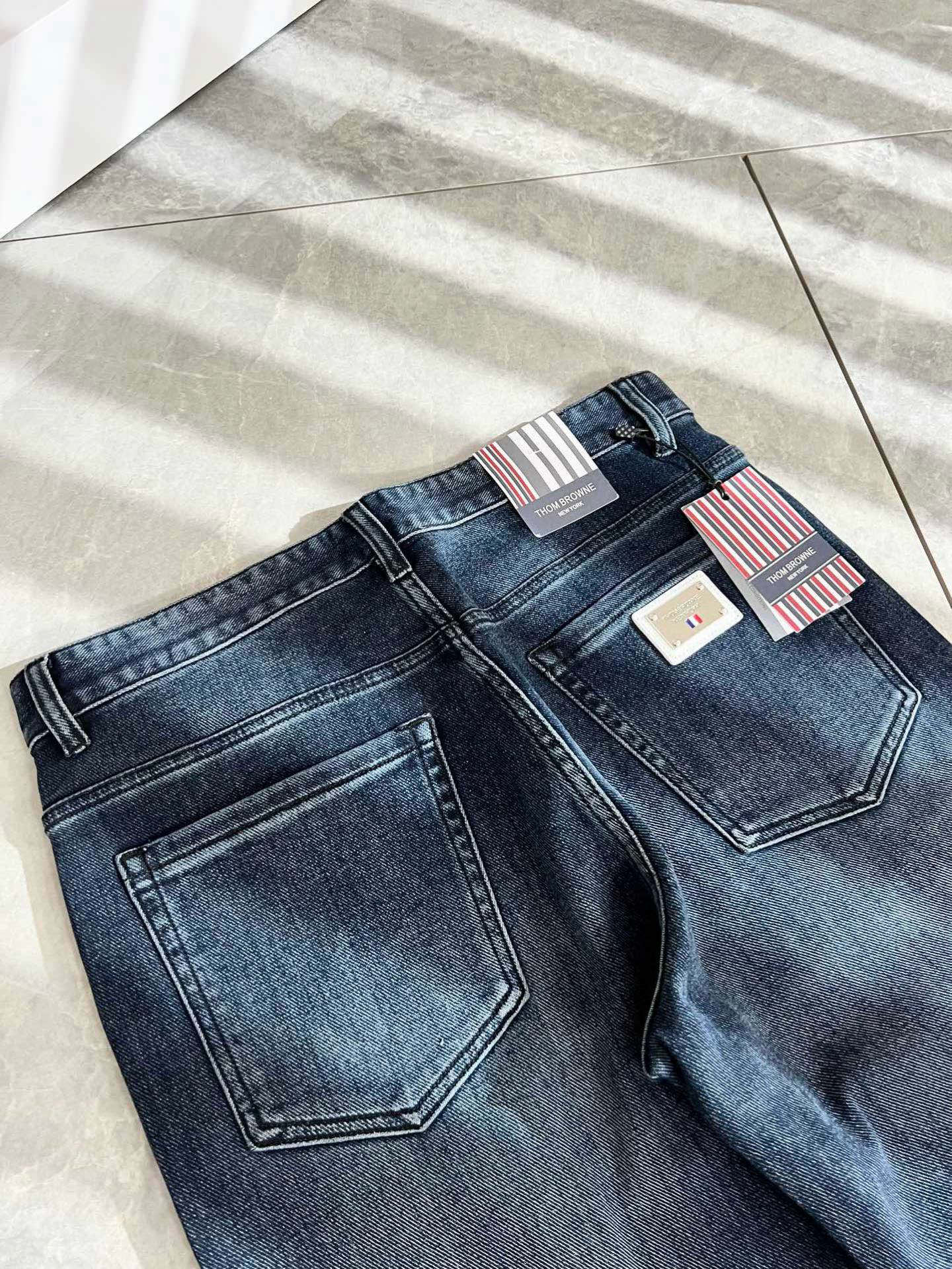 Thom Brow**ne汤姆*朗 2025秋冬新款经典款休闲牛仔裤，贸易公司渠道稀出，领先官网发售!自