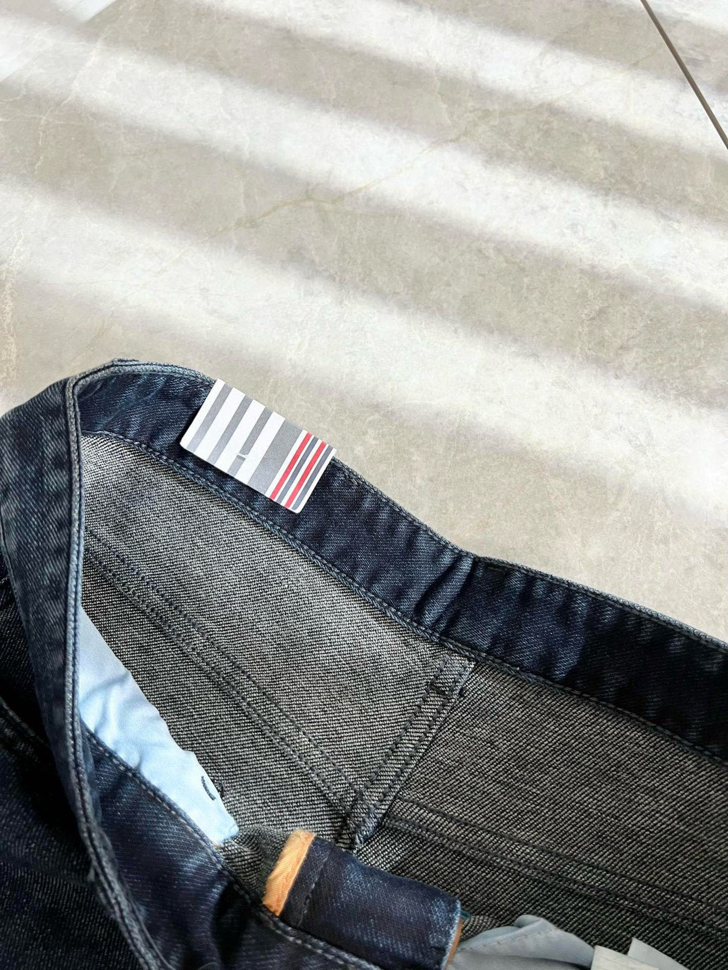 Thom Brow**ne汤姆*朗 2025秋冬新款经典款休闲牛仔裤，贸易公司渠道稀出，领先官网发售!自