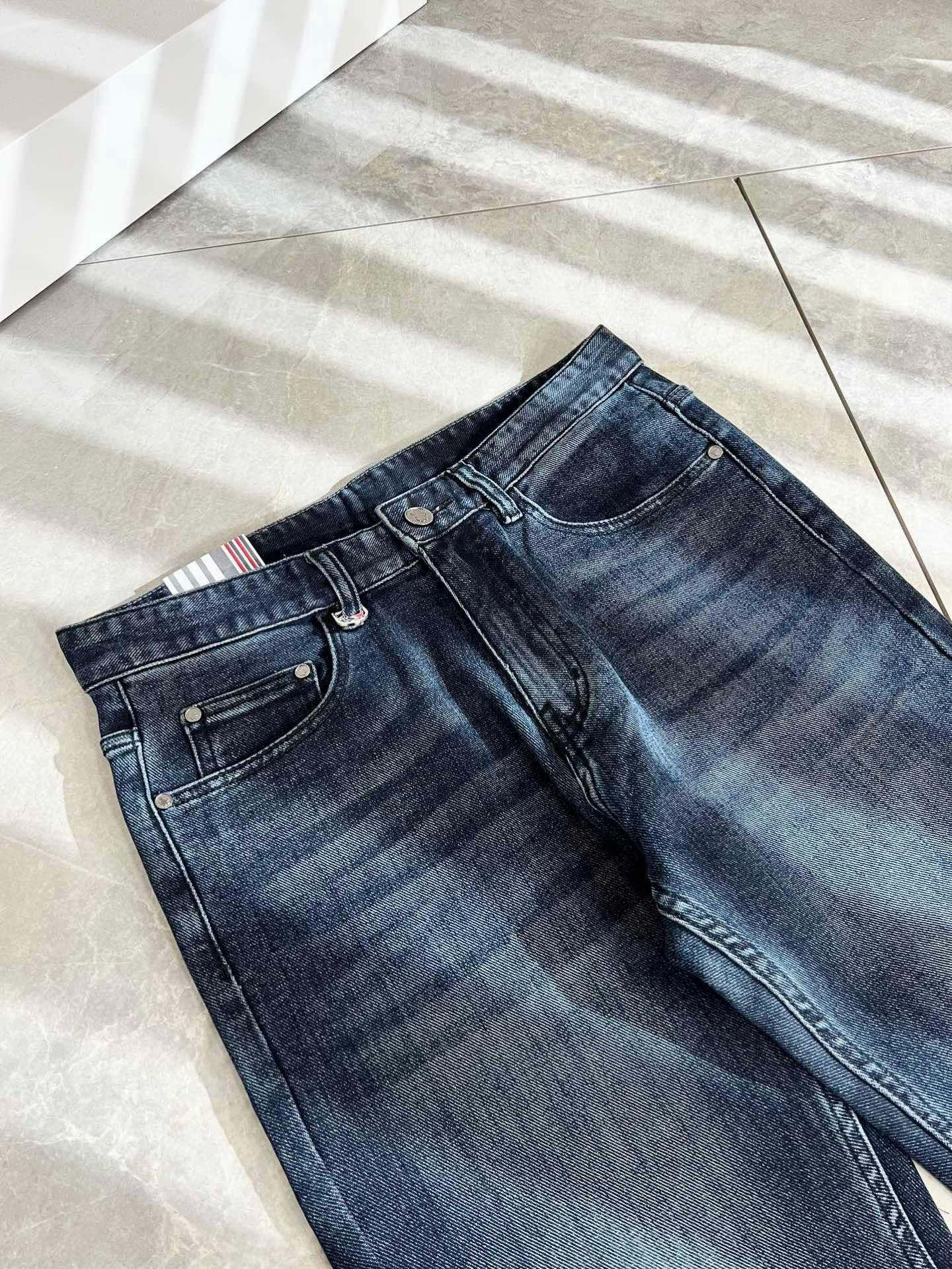 Thom Brow**ne汤姆*朗 2025秋冬新款经典款休闲牛仔裤，贸易公司渠道稀出，领先官网发售!自