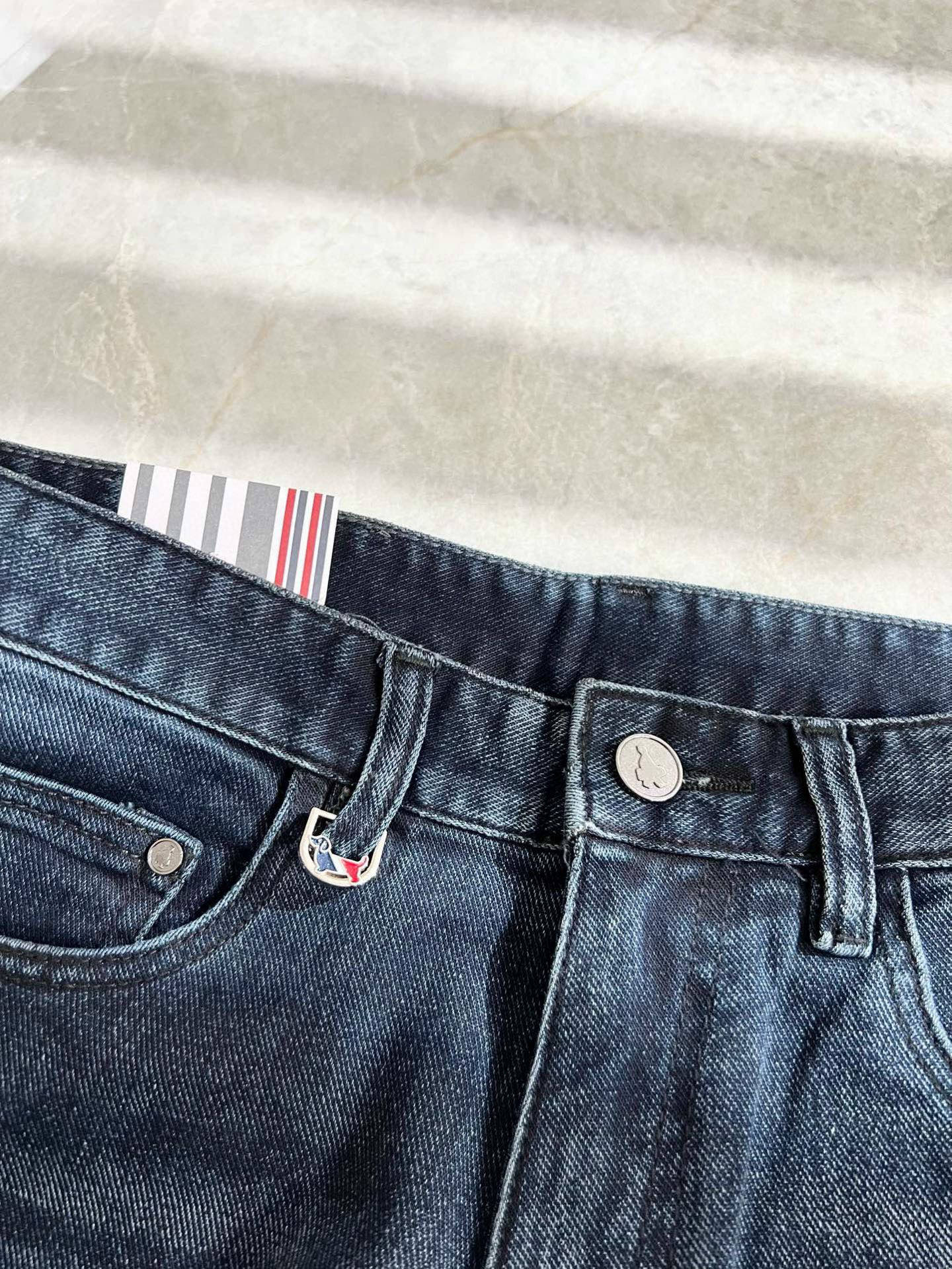 Thom Brow**ne汤姆*朗 2025秋冬新款经典款休闲牛仔裤，贸易公司渠道稀出，领先官网发售!自