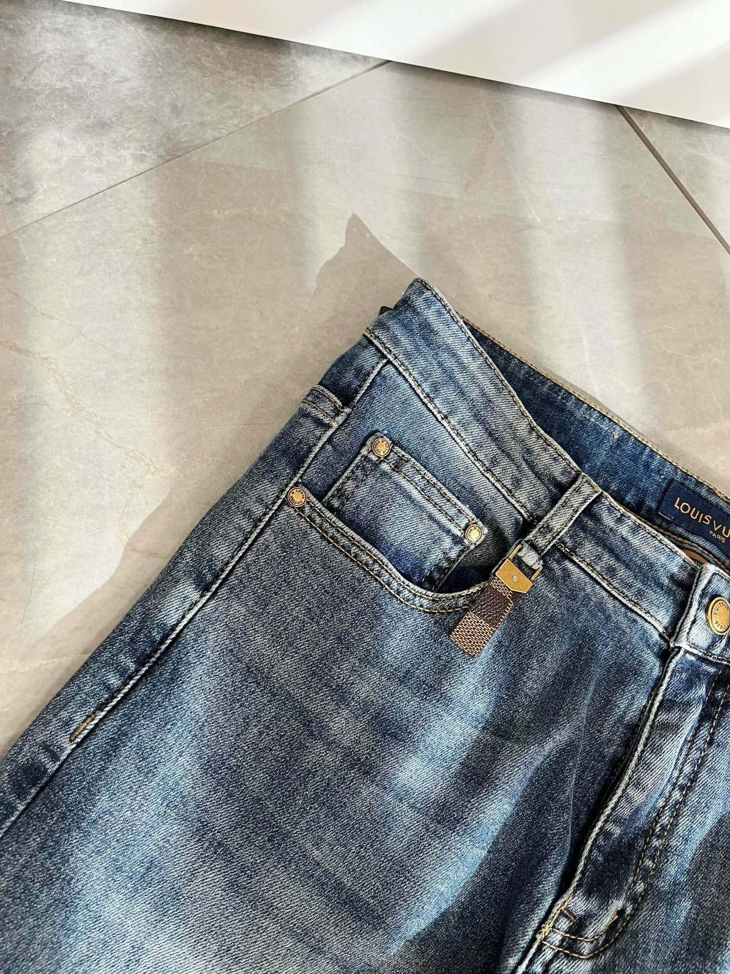 Louis Vuitto*路易*登2025秋冬新款男士经典水洗小直筒牛仔长裤。绝佳的上身性能，百搭之选，