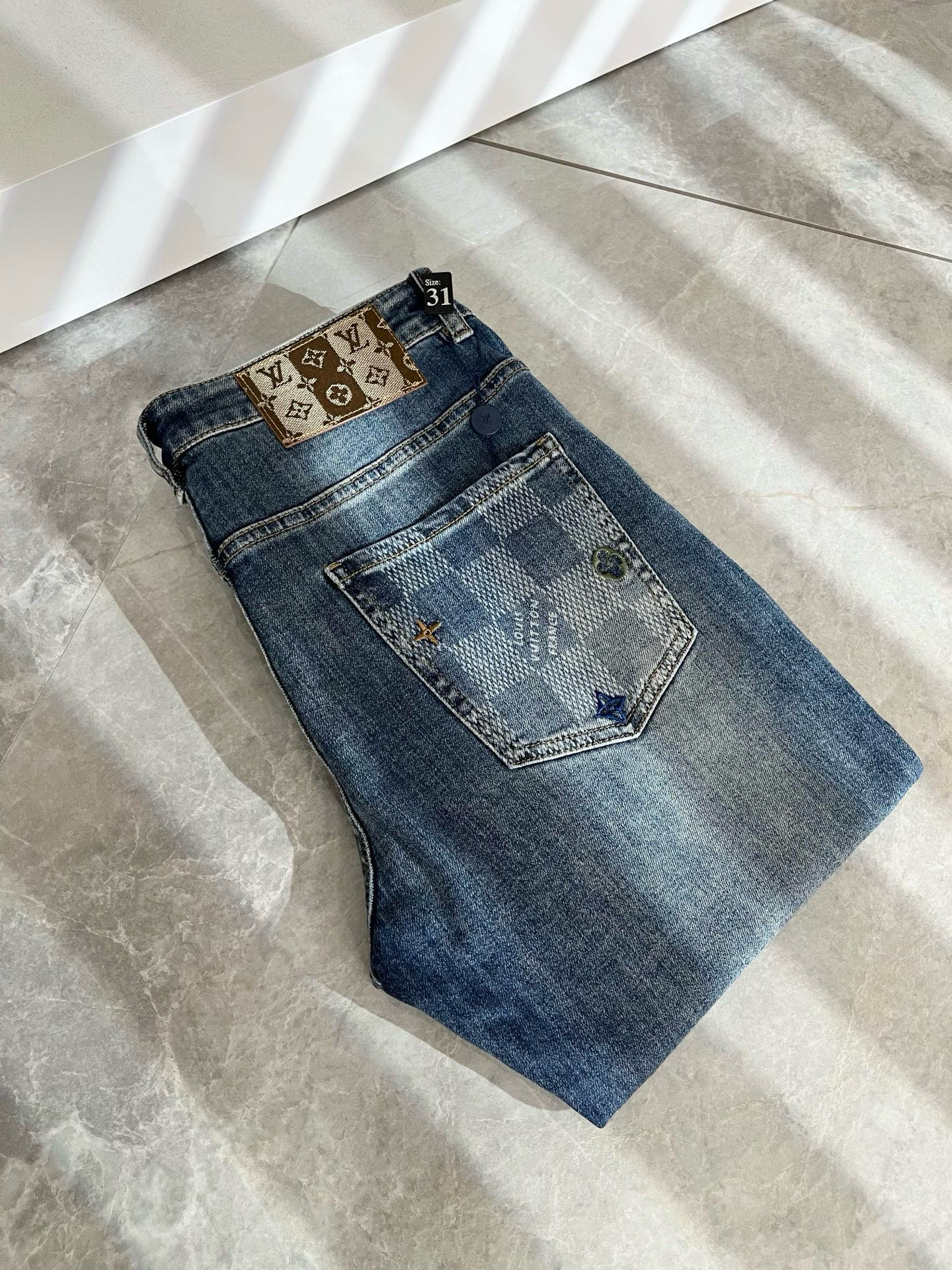 Louis Vuitto*路易*登2025秋冬新款男士经典水洗小直筒牛仔长裤。绝佳的上身性能，百搭之选，