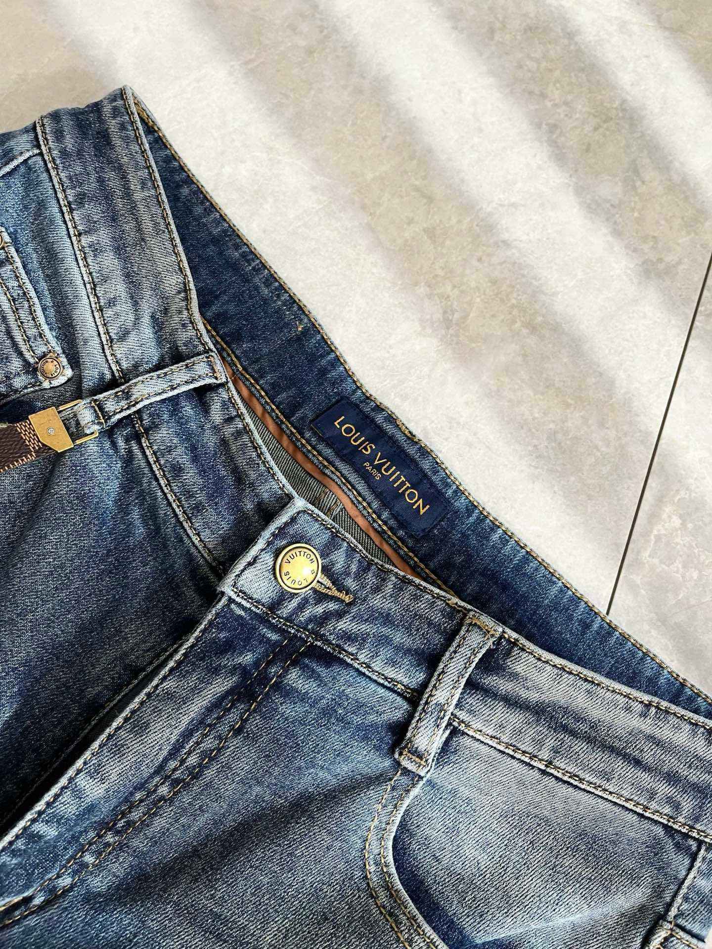 Louis Vuitto*路易*登2025秋冬新款男士经典水洗小直筒牛仔长裤。绝佳的上身性能，百搭之选，