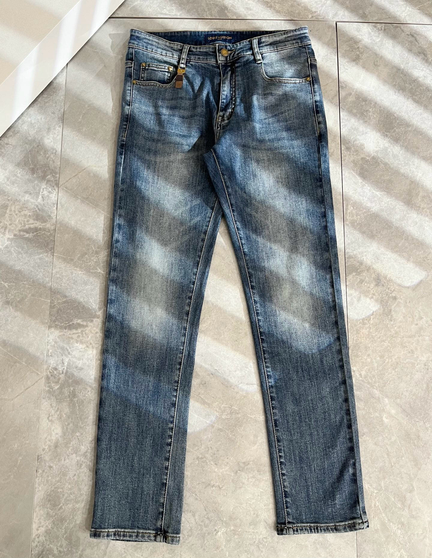 Louis Vuitto*路易*登2025秋冬新款男士经典水洗小直筒牛仔长裤。绝佳的上身性能，百搭之选，