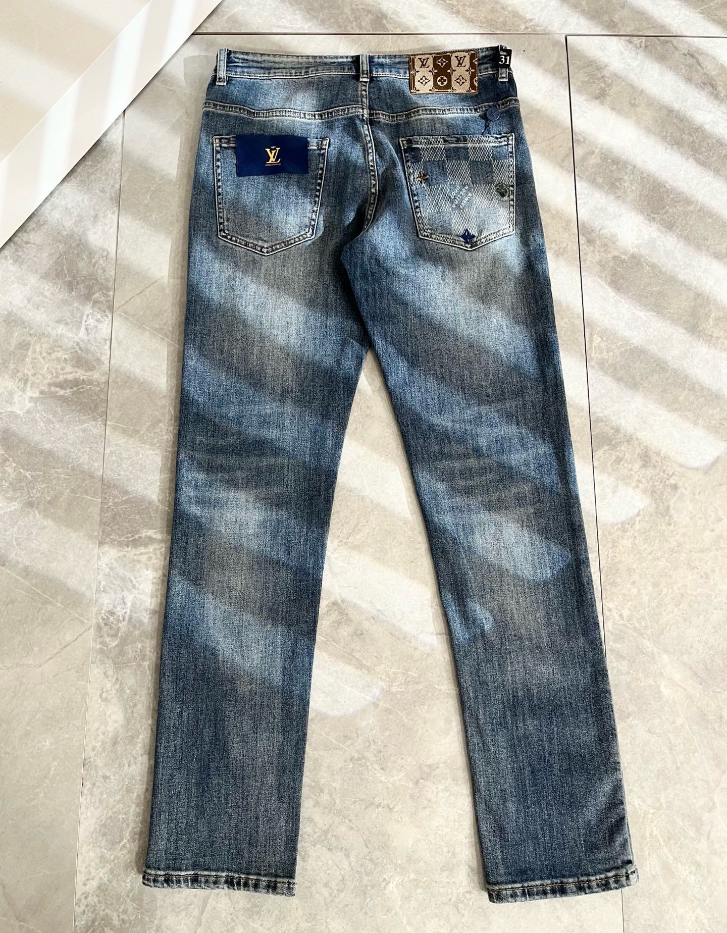 Louis Vuitto*路易*登2025秋冬新款男士经典水洗小直筒牛仔长裤。绝佳的上身性能，百搭之选，