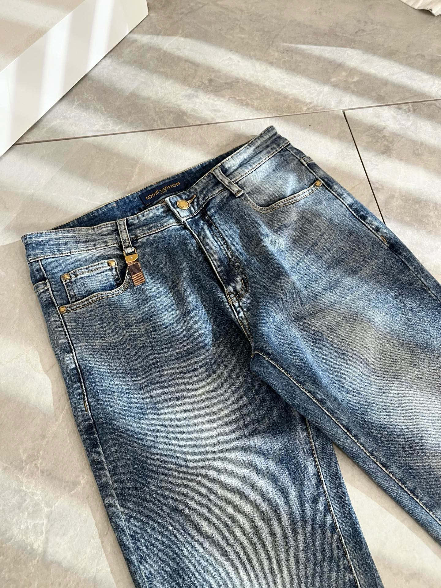 Louis Vuitto*路易*登2025秋冬新款男士经典水洗小直筒牛仔长裤。绝佳的上身性能，百搭之选，
