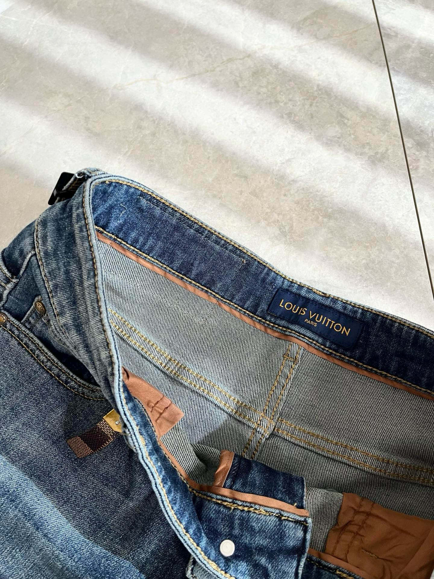 Louis Vuitto*路易*登2025秋冬新款男士经典水洗小直筒牛仔长裤。绝佳的上身性能，百搭之选，