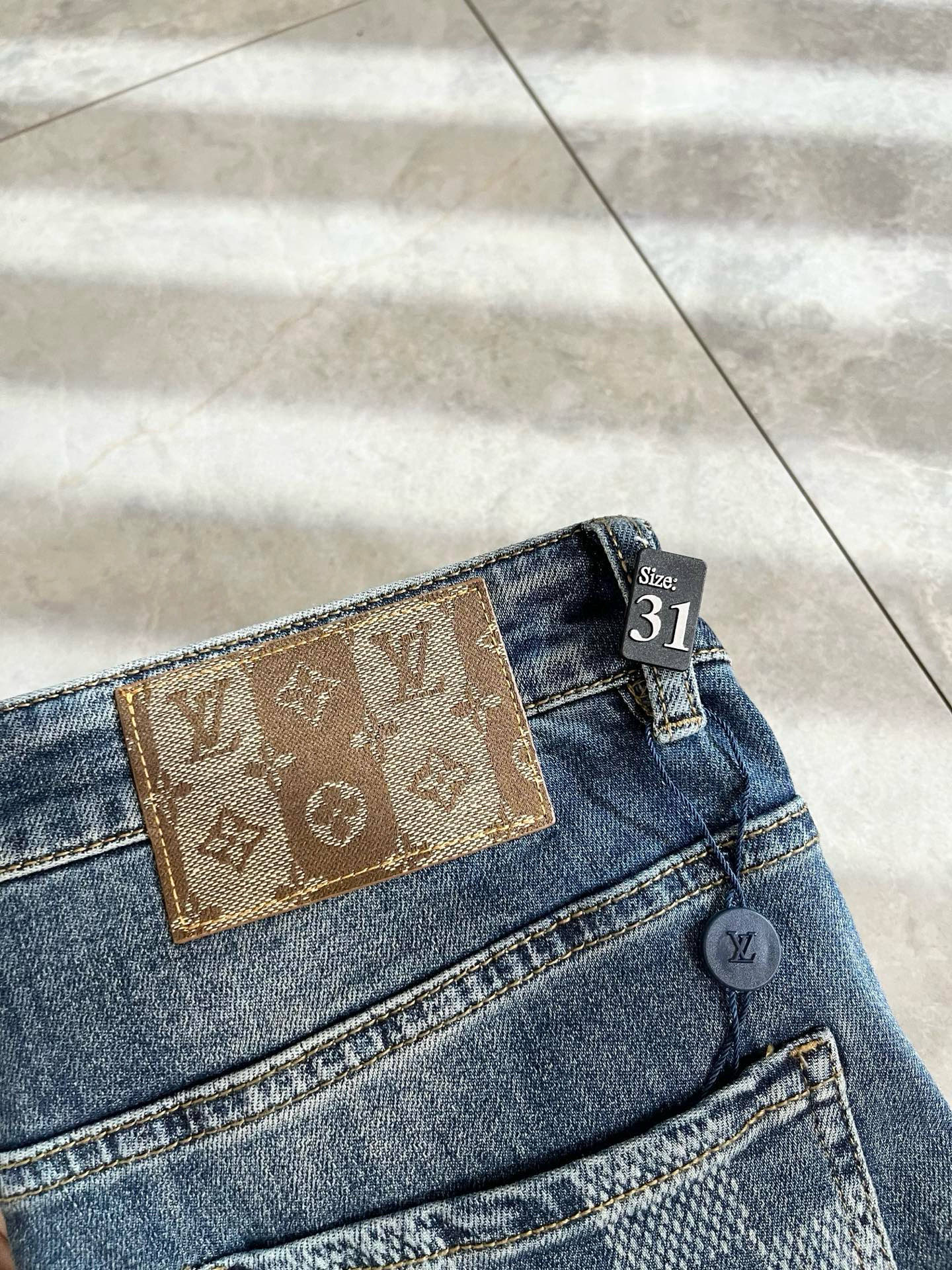 Louis Vuitto*路易*登2025秋冬新款男士经典水洗小直筒牛仔长裤。绝佳的上身性能，百搭之选，