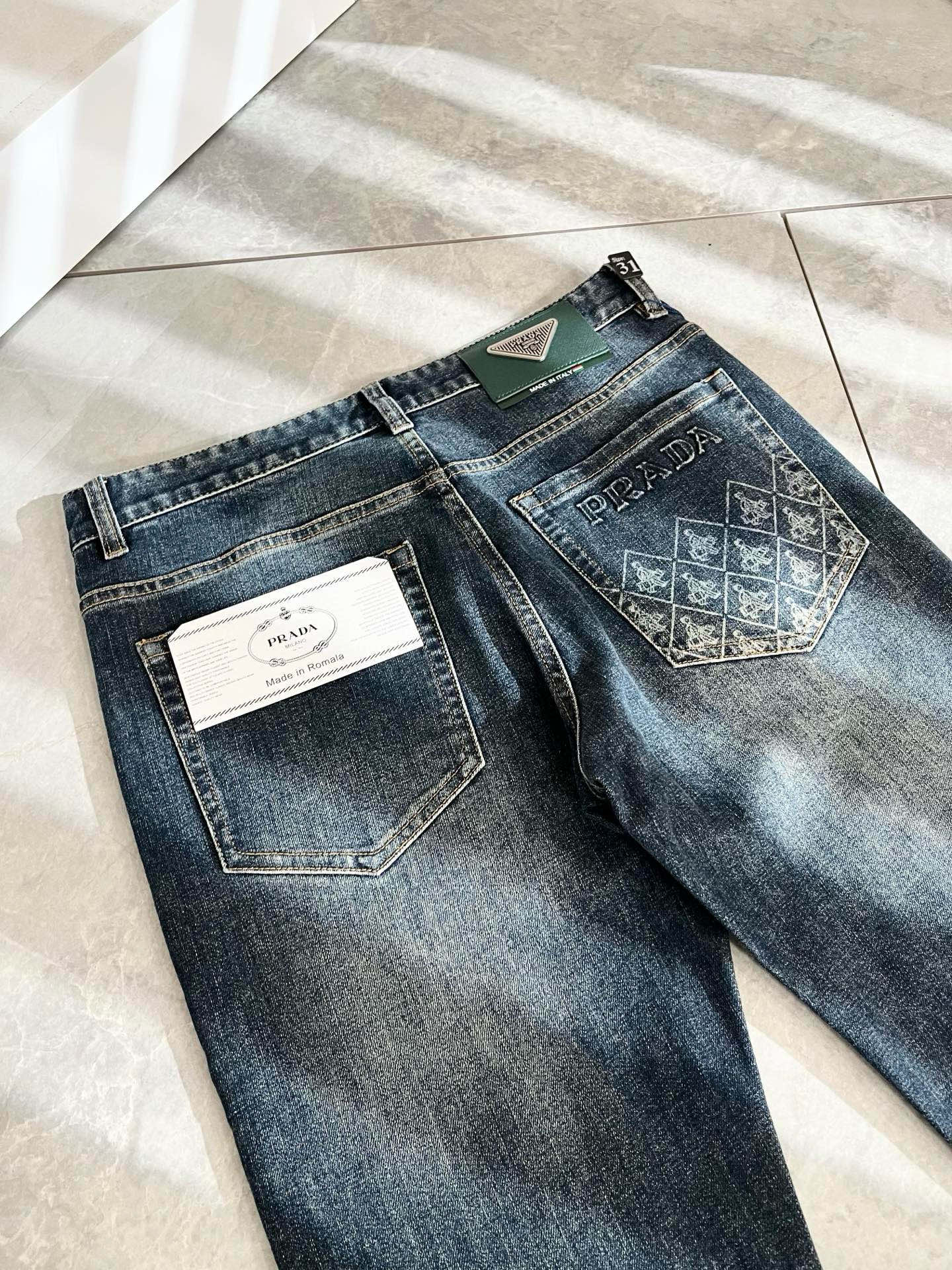 PRA*DA 普拉达 2025秋冬新品发售！牛仔高级百搭实用主义不哗众取宠！港澳台地区限定款！！立体裁剪