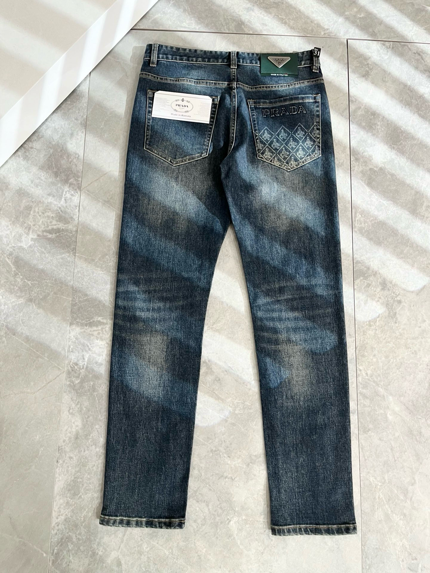 PRA*DA 普拉达 2025秋冬新品发售！牛仔高级百搭实用主义不哗众取宠！港澳台地区限定款！！立体裁剪