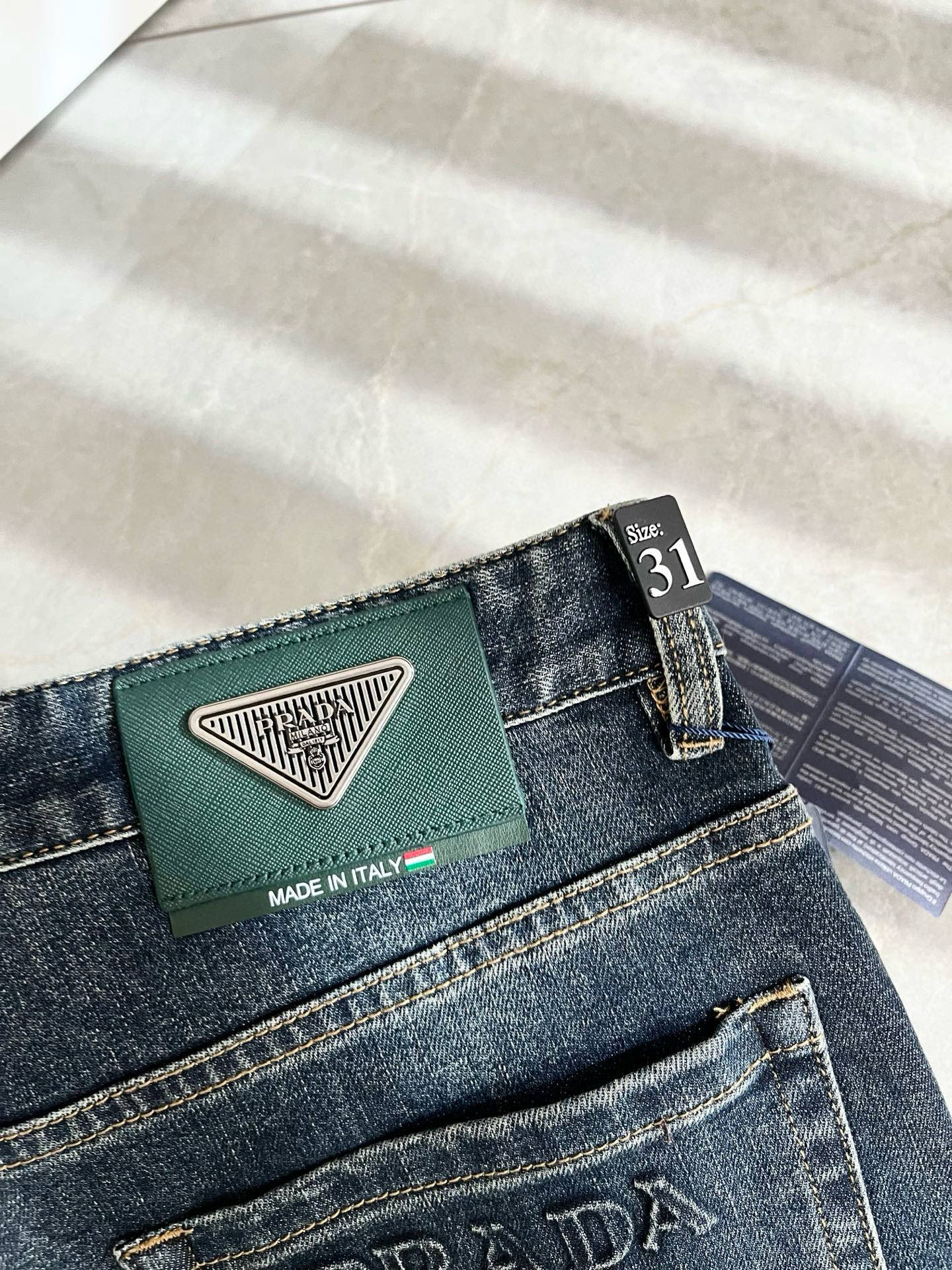 PRA*DA 普拉达 2025秋冬新品发售！牛仔高级百搭实用主义不哗众取宠！港澳台地区限定款！！立体裁剪