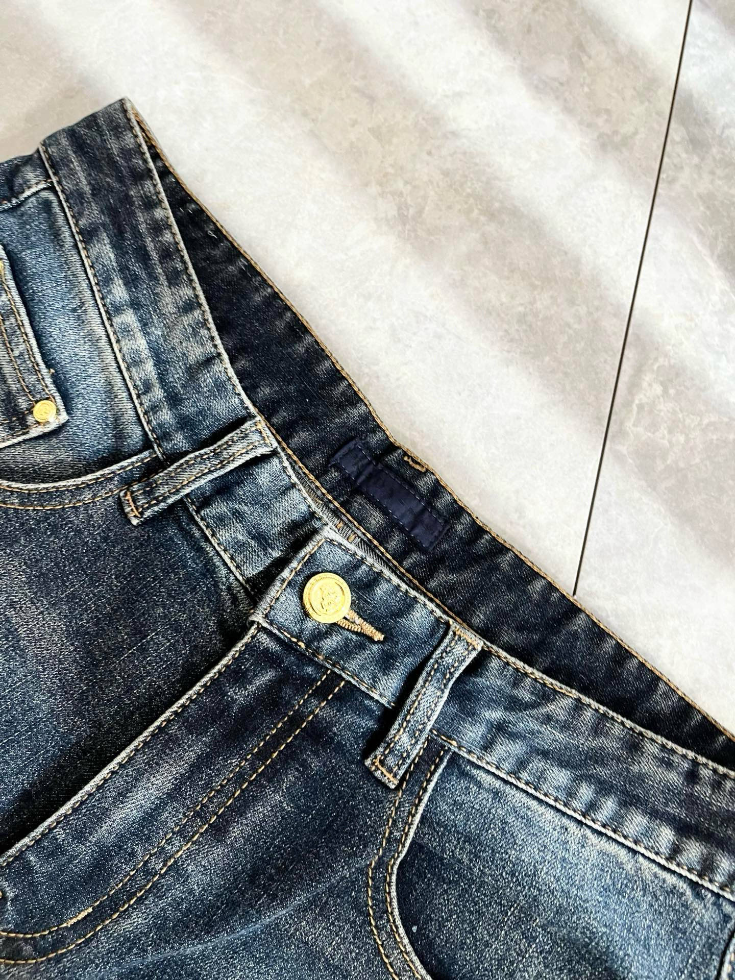 PRA*DA 普拉达 2025秋冬新品发售！牛仔高级百搭实用主义不哗众取宠！港澳台地区限定款！！立体裁剪