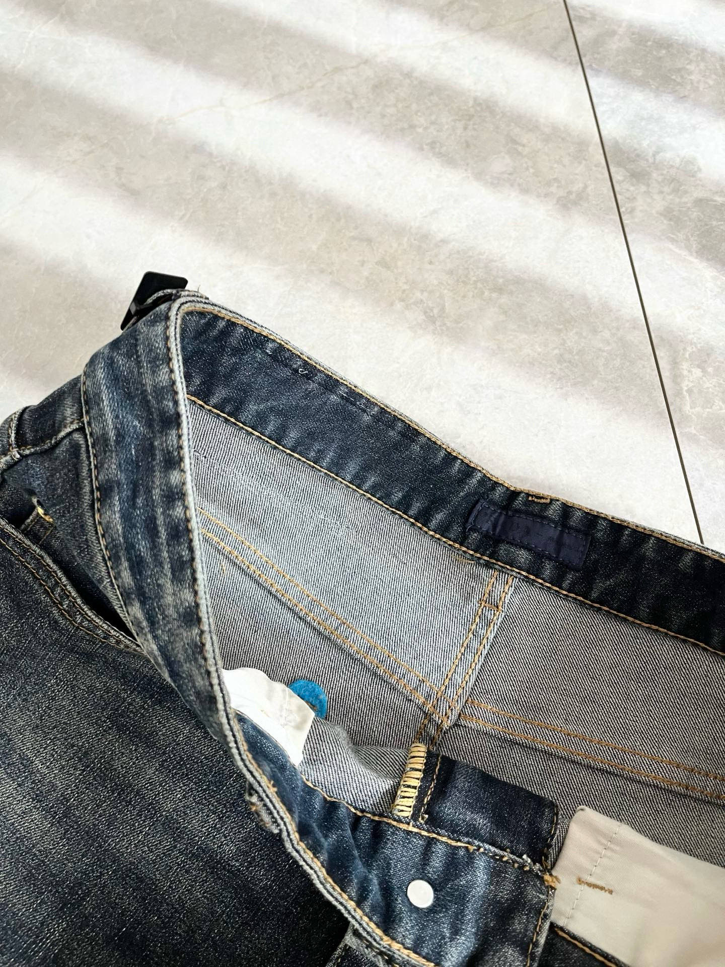 PRA*DA 普拉达 2025秋冬新品发售！牛仔高级百搭实用主义不哗众取宠！港澳台地区限定款！！立体裁剪