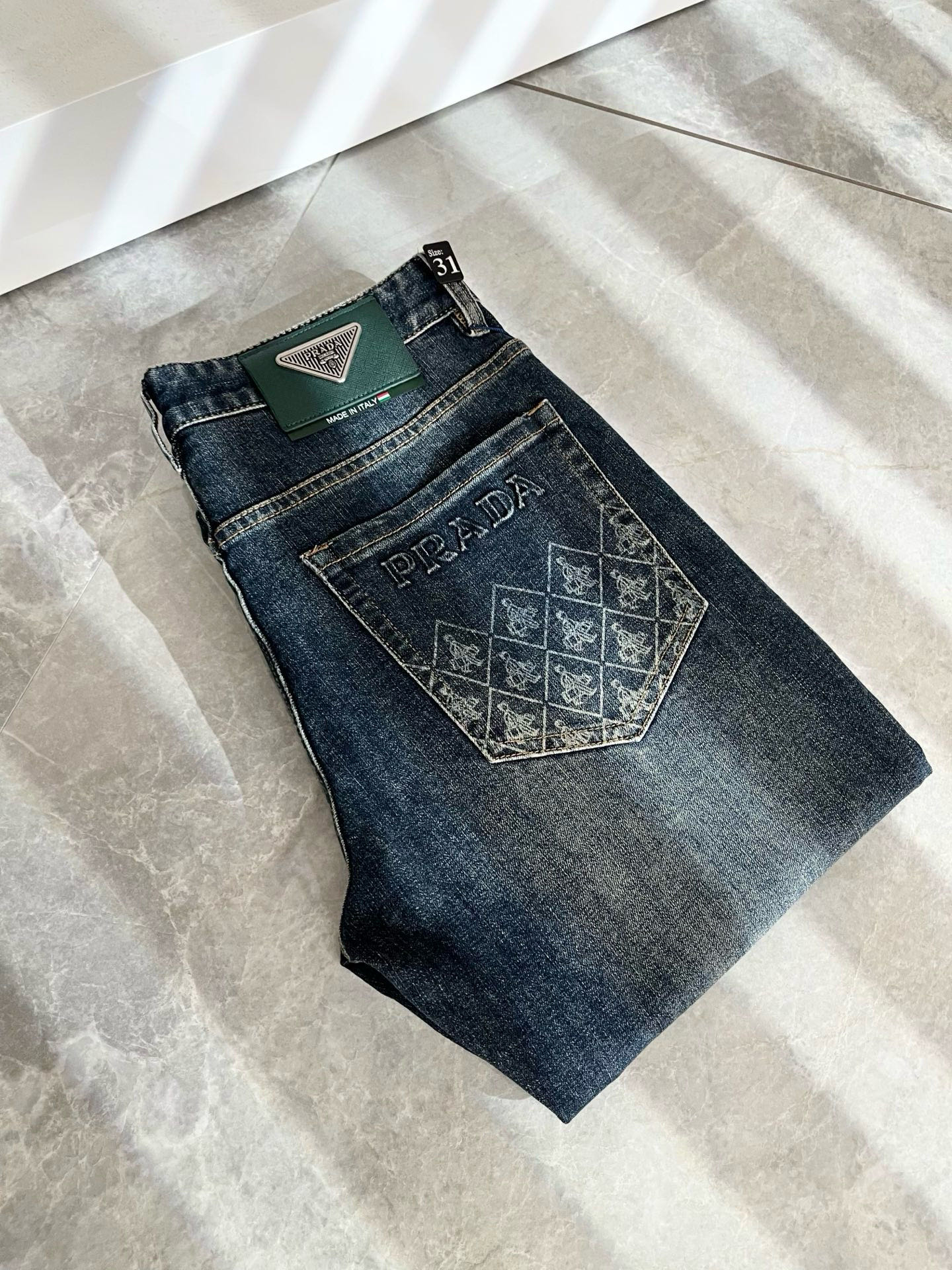 PRA*DA 普拉达 2025秋冬新品发售！牛仔高级百搭实用主义不哗众取宠！港澳台地区限定款！！立体裁剪