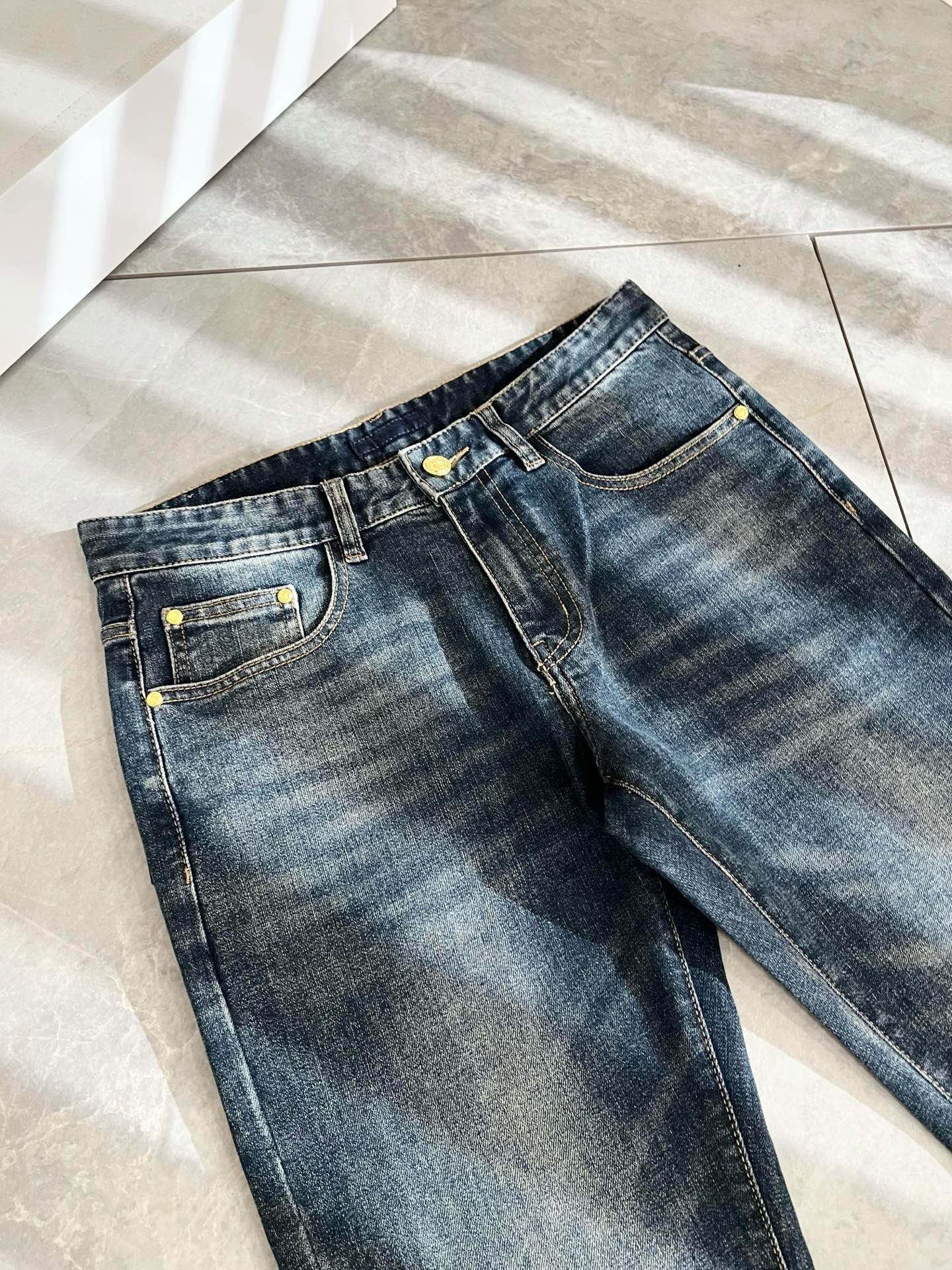 PRA*DA 普拉达 2025秋冬新品发售！牛仔高级百搭实用主义不哗众取宠！港澳台地区限定款！！立体裁剪