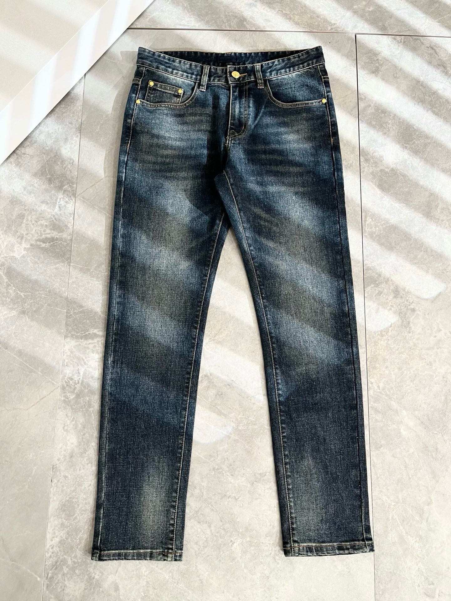 PRA*DA 普拉达 2025秋冬新品发售！牛仔高级百搭实用主义不哗众取宠！港澳台地区限定款！！立体裁剪