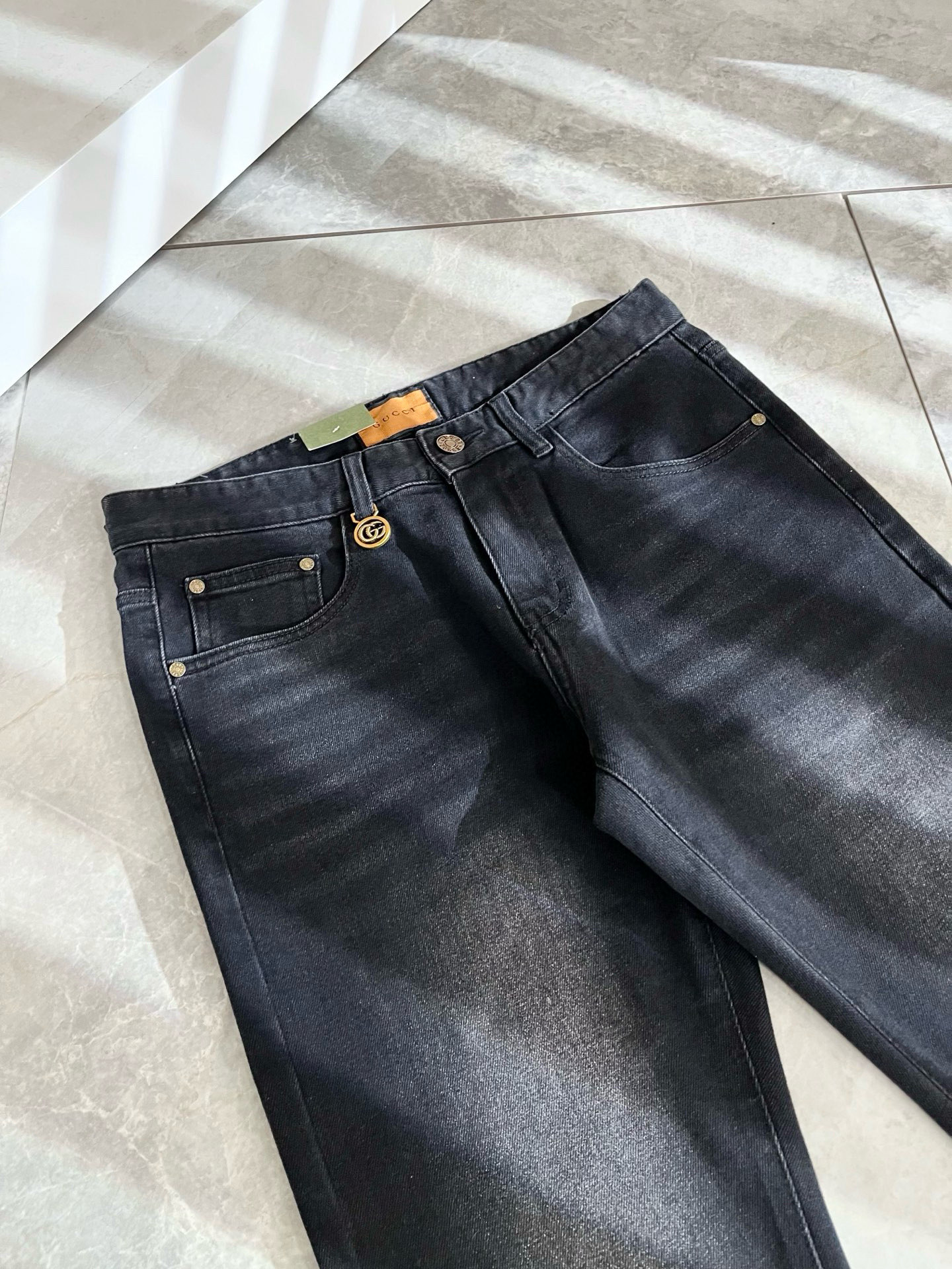 Guc*古奇 2025秋冬新品男士高端休闲百搭四季通勤修身剪裁牛仔裤！对于粉丝来说，这样大气的经典设计足