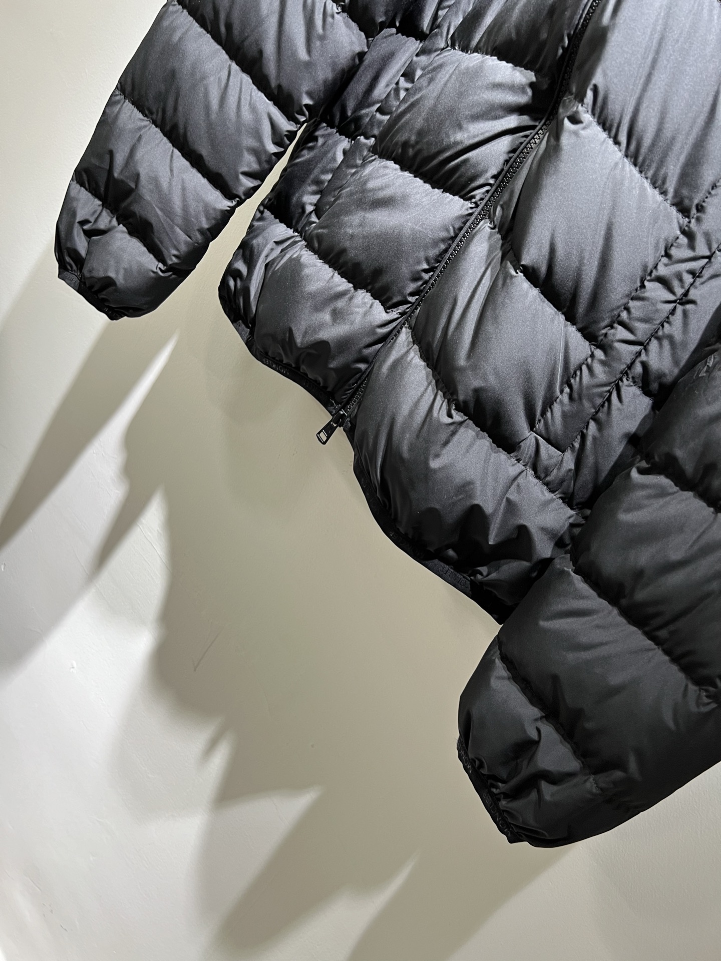 Mon*ler蒙口 2025秋冬新款男女同款👫重工艺加厚保暖连帽羽绒服 ！年度的压轴款登场...匠心技艺