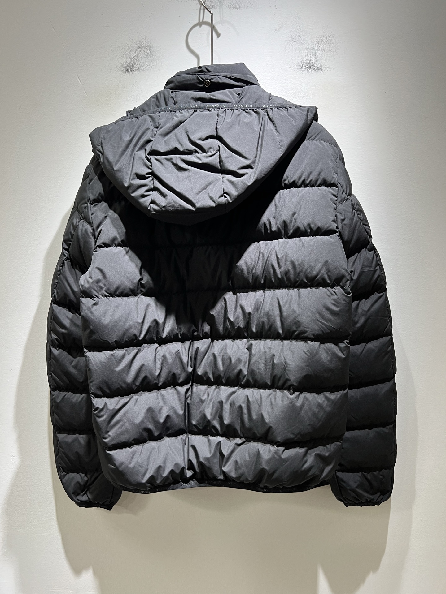 Mon*ler蒙口 2025秋冬新款男女同款👫重工艺加厚保暖连帽羽绒服 ！年度的压轴款登场...匠心技艺