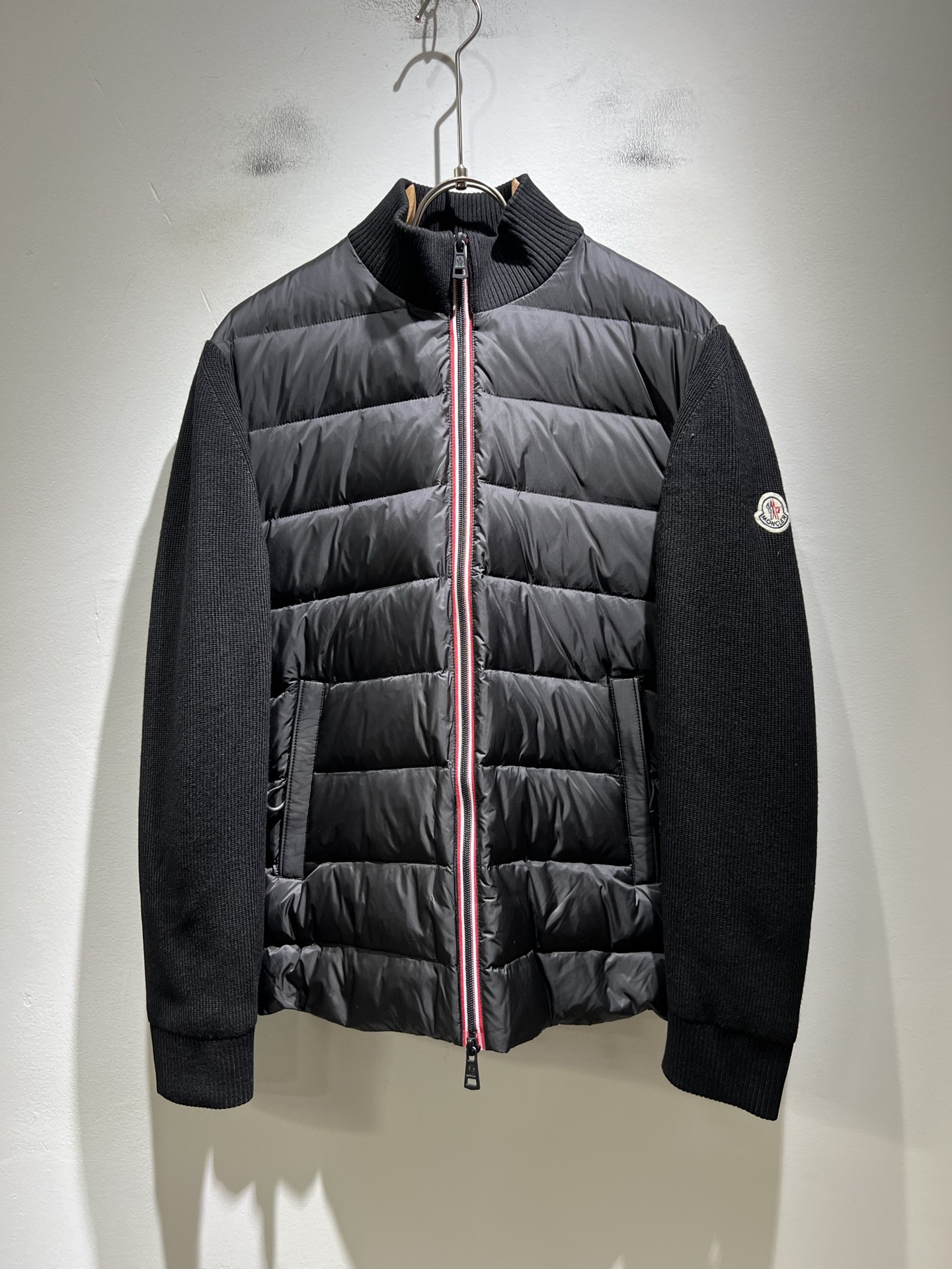 Monc*ler蒙*口 2025秋冬经典羽绒针织拼接夹克外套，都市时尚休闲款！面料超软面料帅酷爆款夹克外