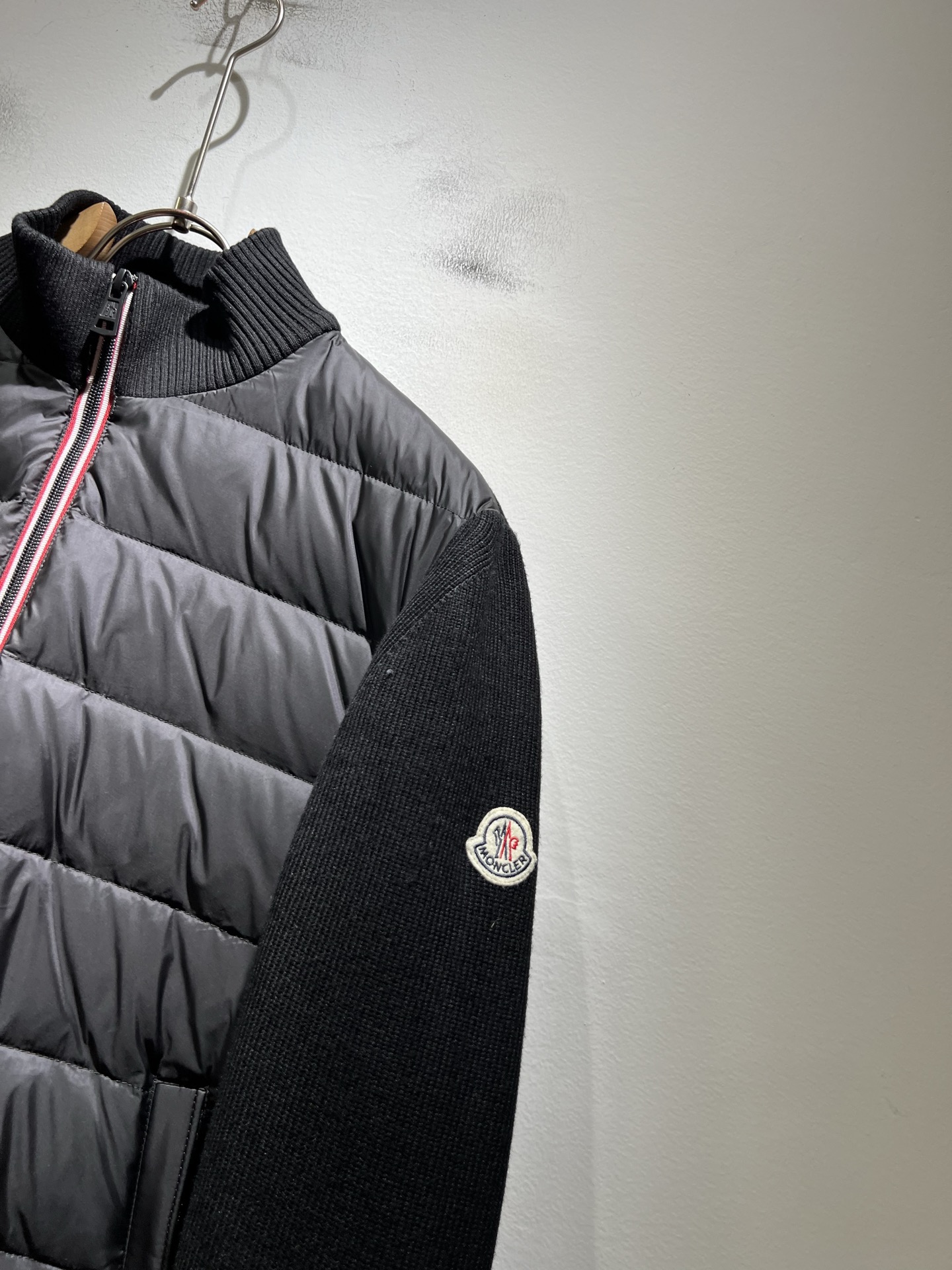 Monc*ler蒙*口 2025秋冬经典羽绒针织拼接夹克外套，都市时尚休闲款！面料超软面料帅酷爆款夹克外