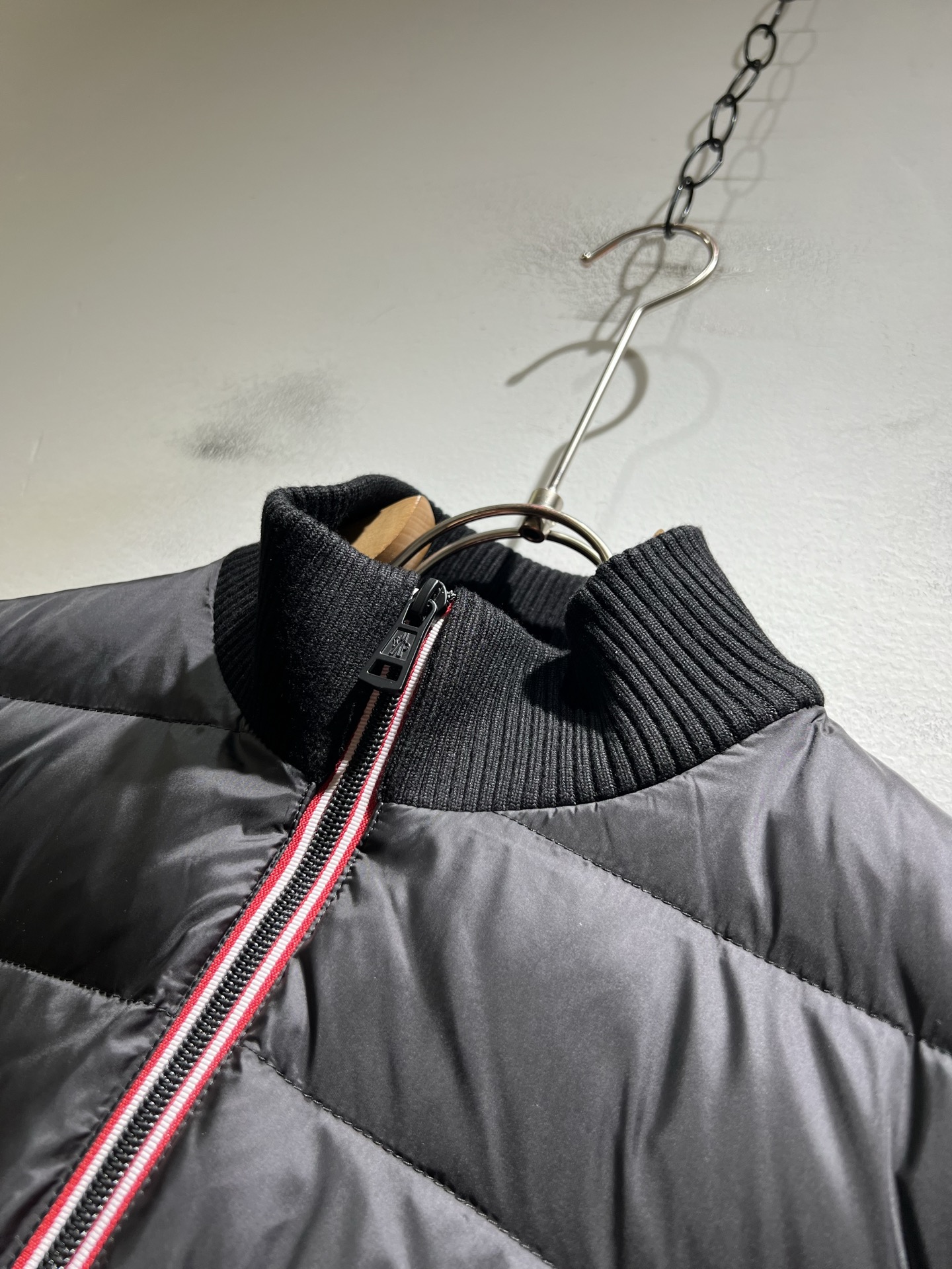 Monc*ler蒙*口 2025秋冬经典羽绒针织拼接夹克外套，都市时尚休闲款！面料超软面料帅酷爆款夹克外