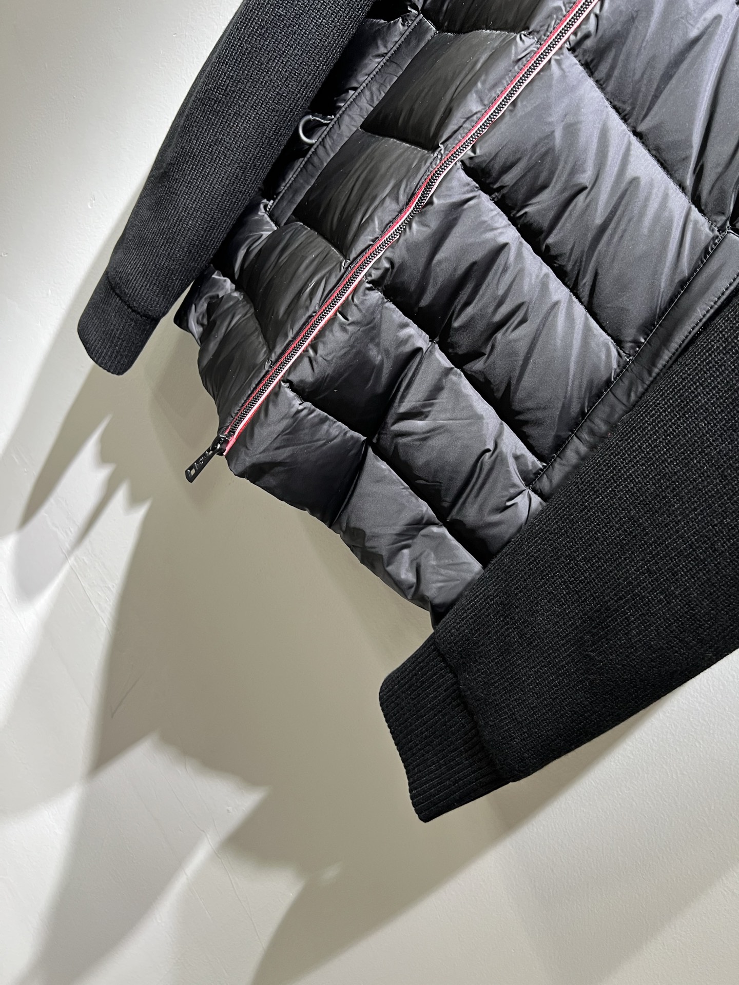 Monc*ler蒙*口 2025秋冬经典羽绒针织拼接夹克外套，都市时尚休闲款！面料超软面料帅酷爆款夹克外